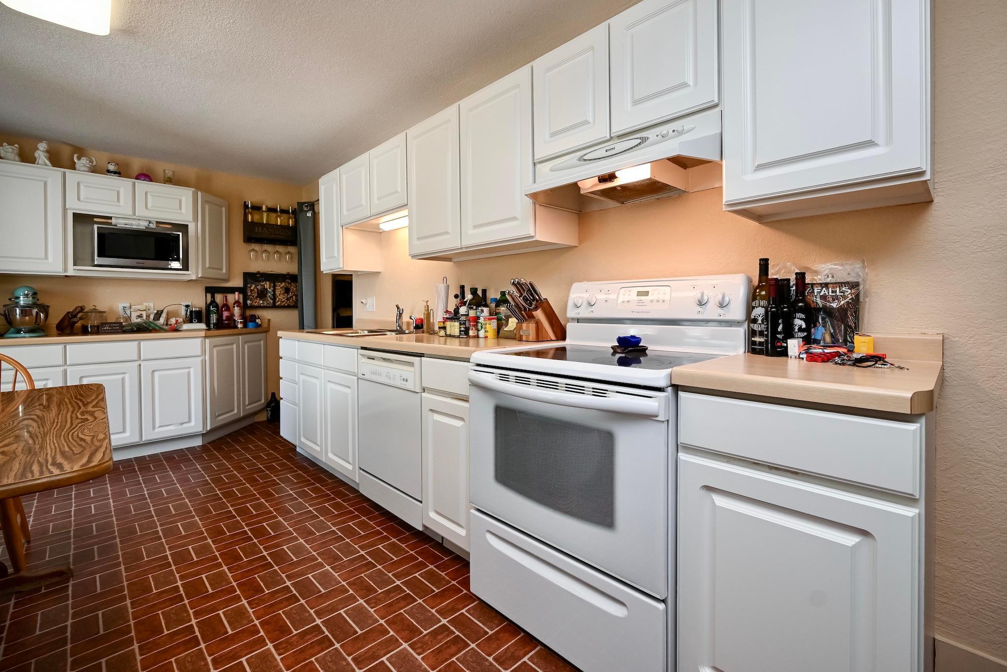 214 E Howard Street Property Photo 6