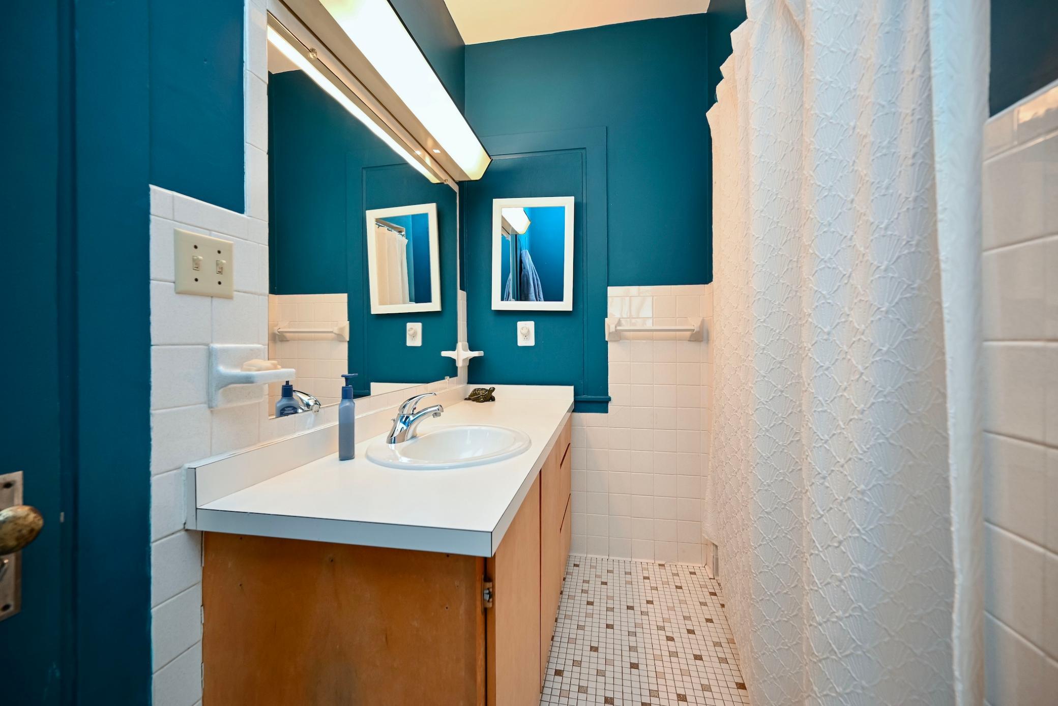 214 E Howard Street Property Photo 8