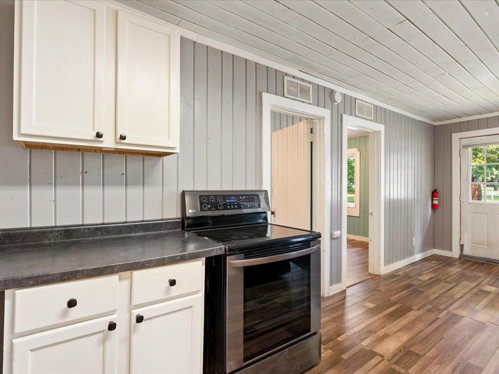 8633 Interlachen Road Property Photo 7