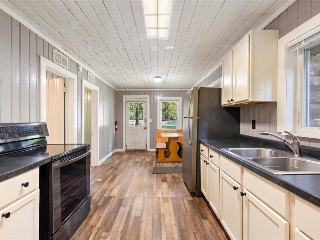 8633 Interlachen Road Property Photo 8