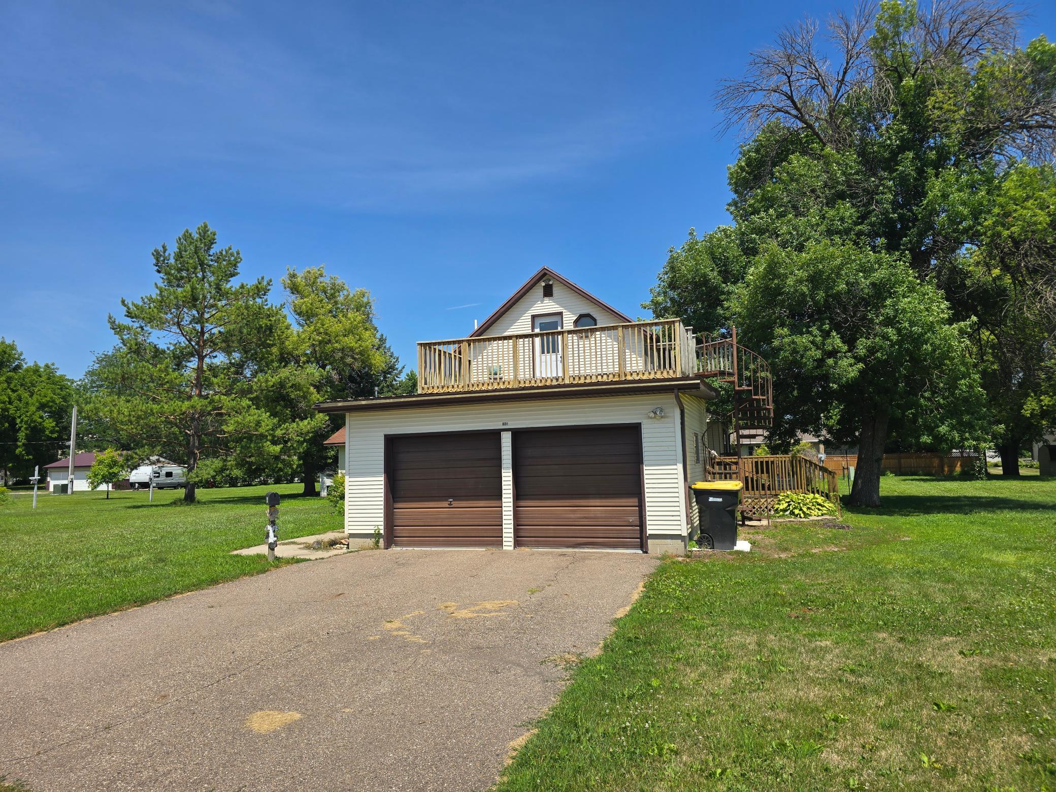 604 E Willow Avenue Property Photo 2