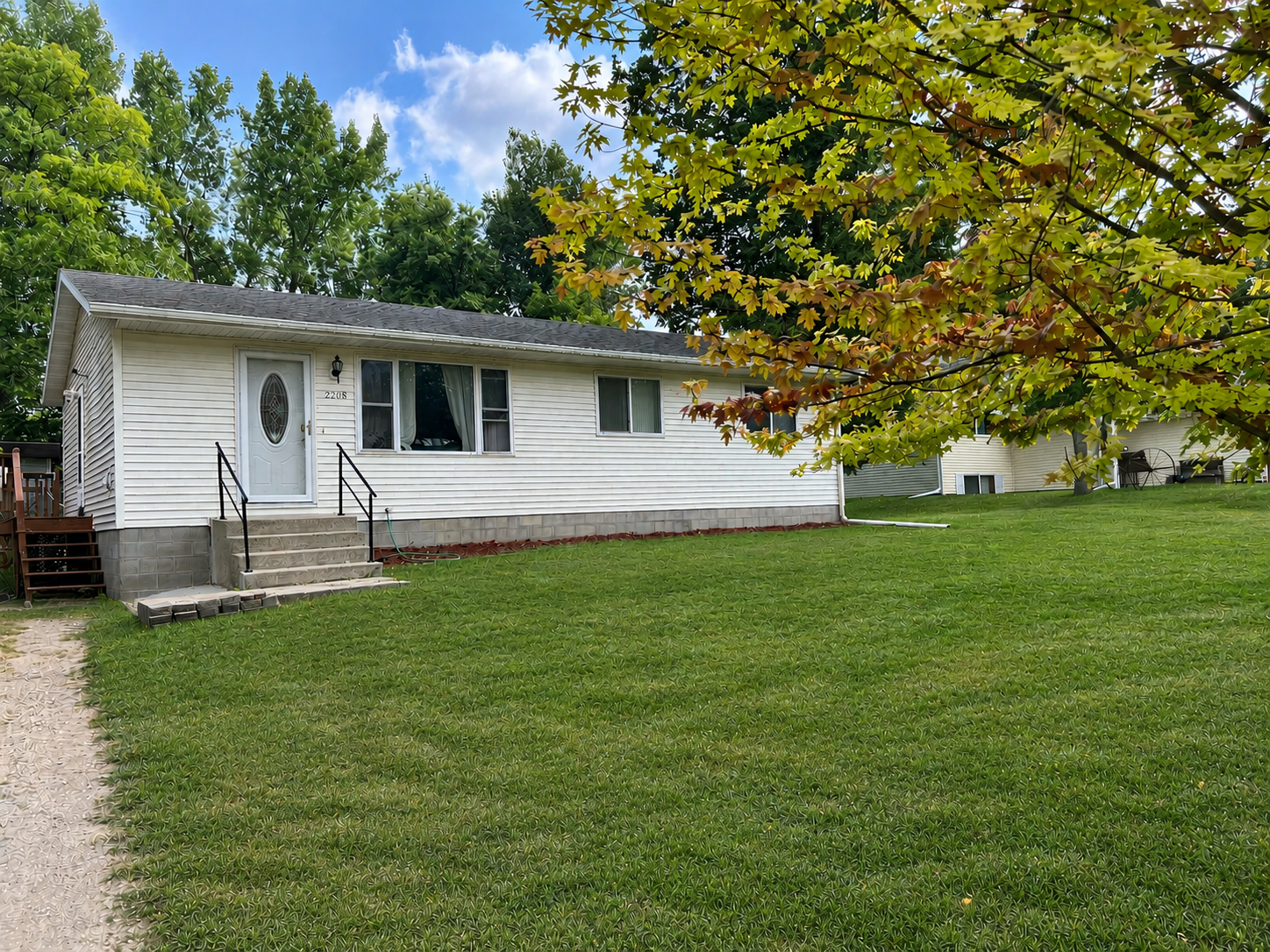 2208 Darling Avenue E Property Photo 1