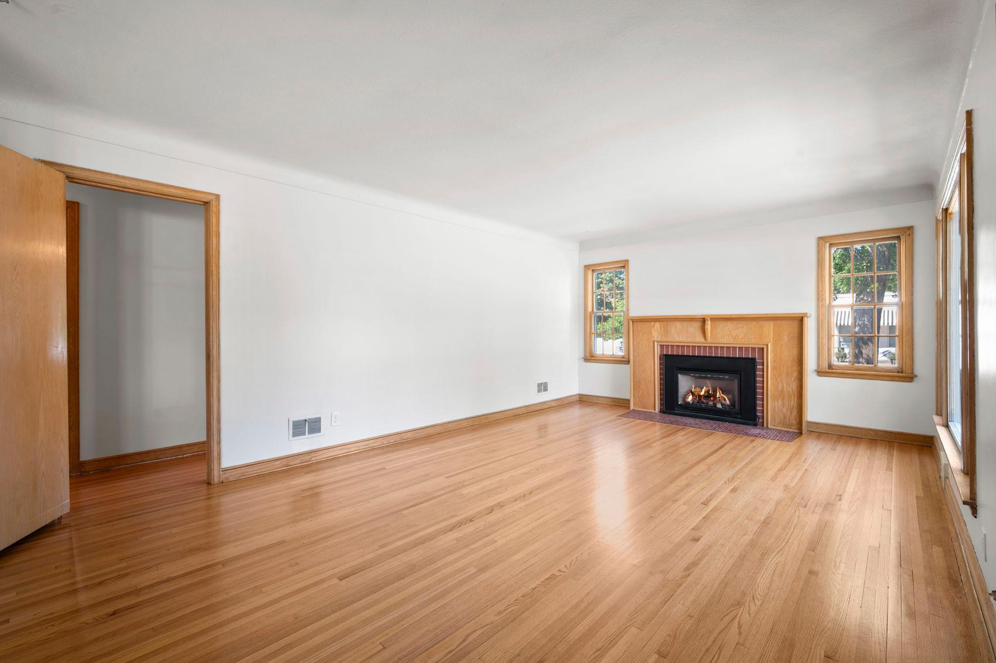 4366 Thomas Avenue N Property Photo 2