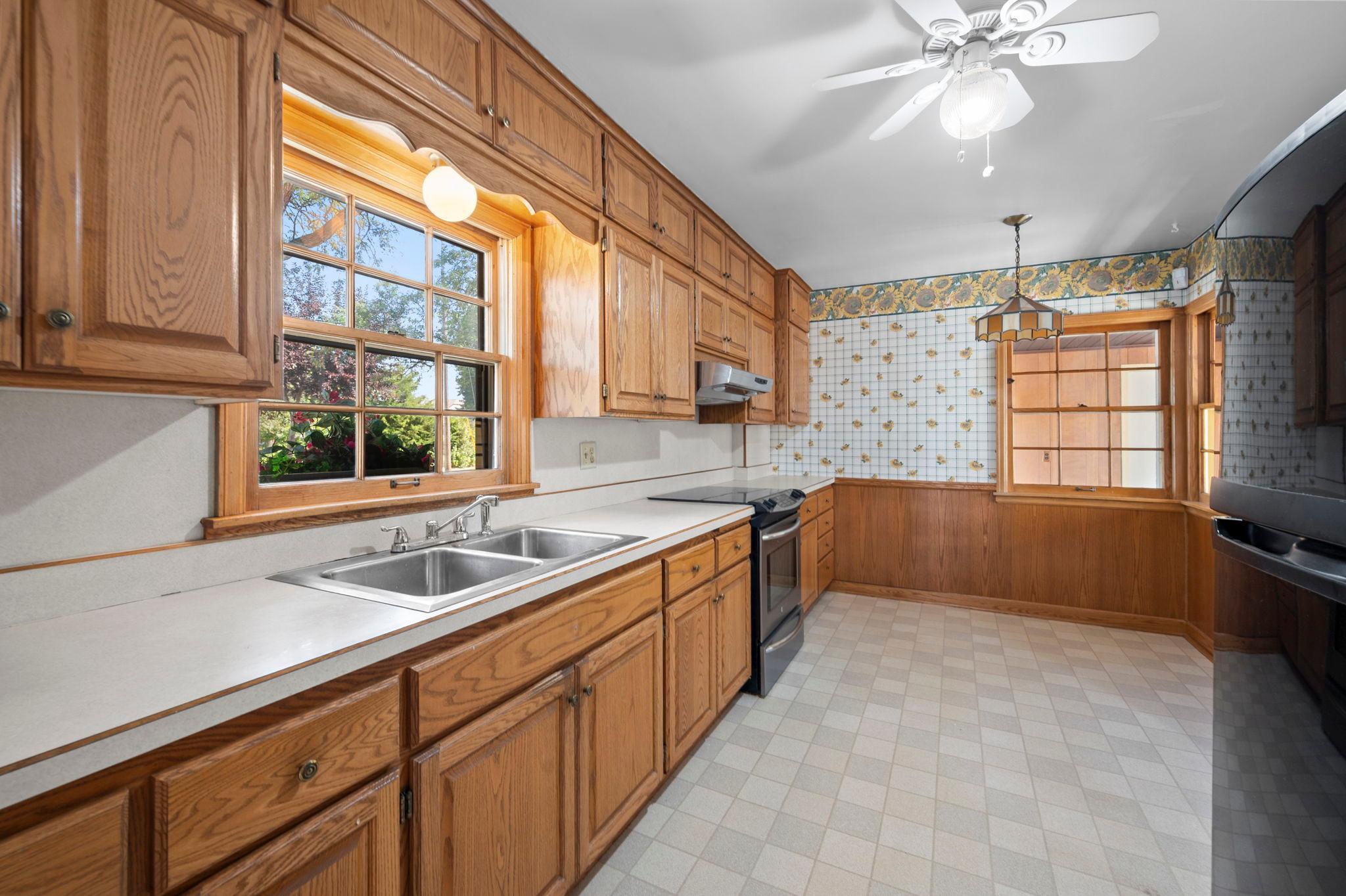 4366 Thomas Avenue N Property Photo 13