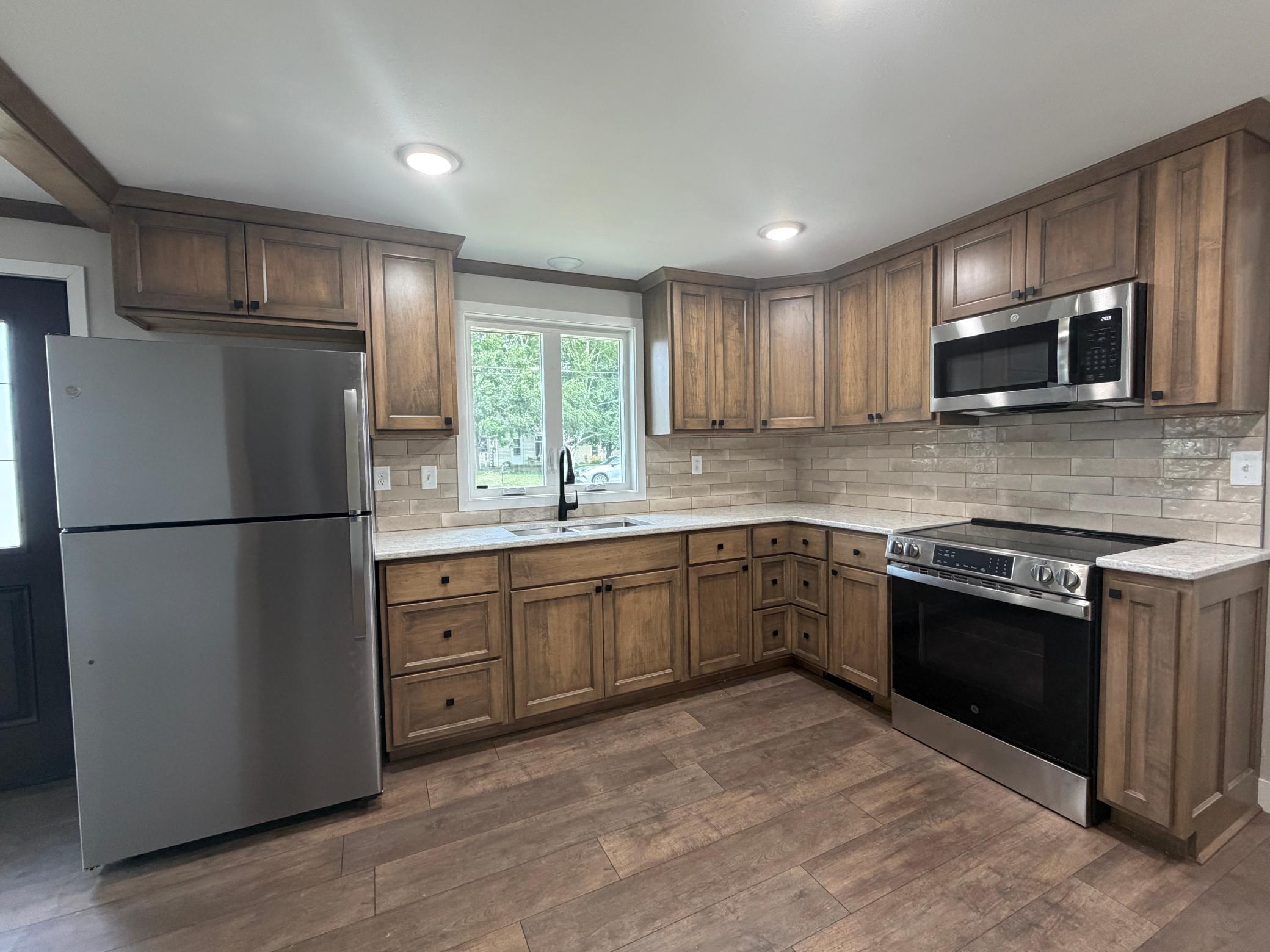 431 8th Street W Property Photo 4
