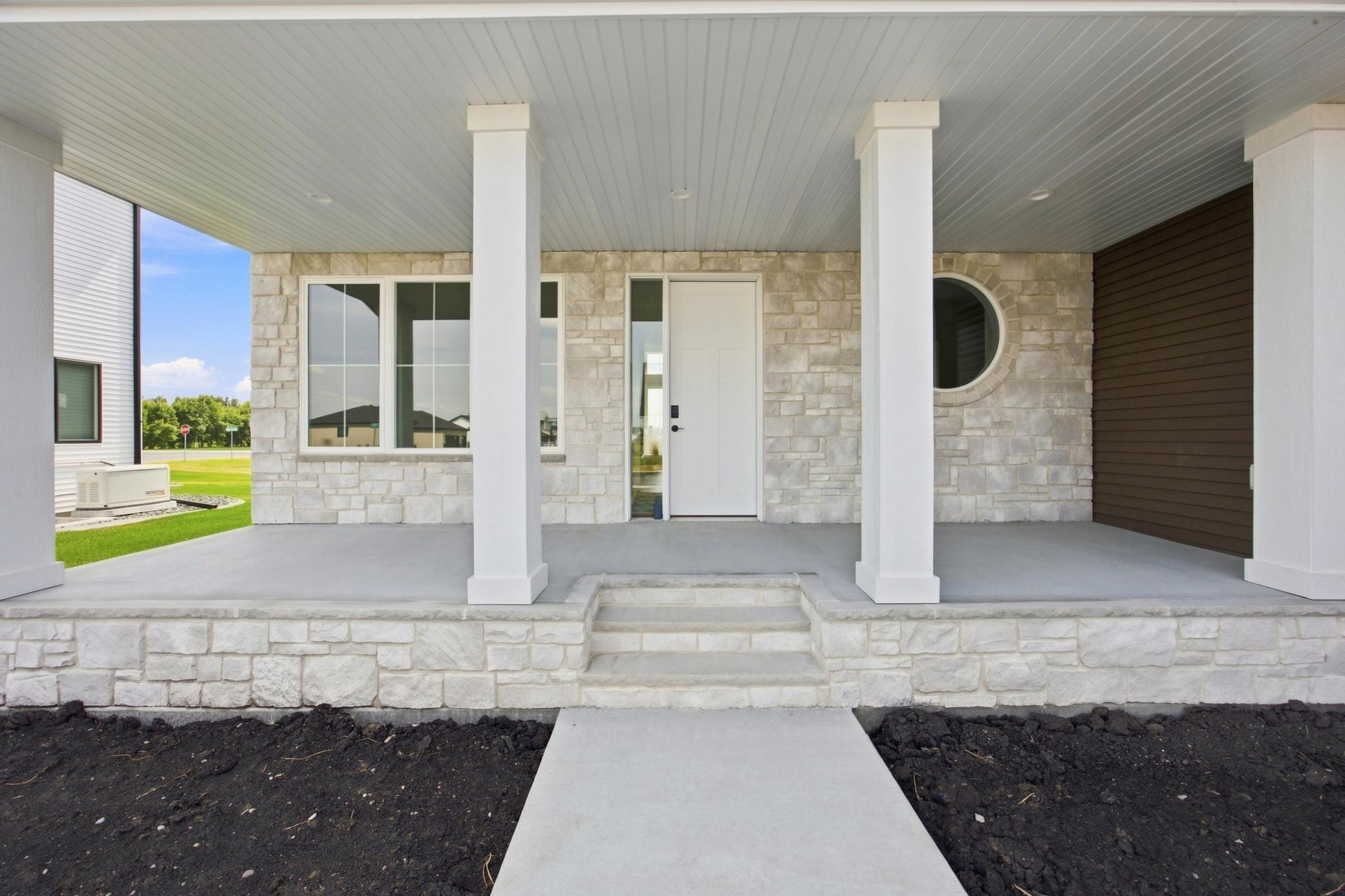8912 Meadowlark Parkway Property Photo 3
