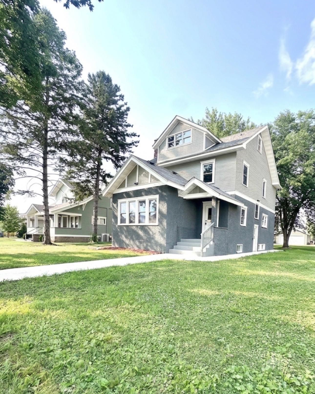 318 2nd Street W Property Photo 2