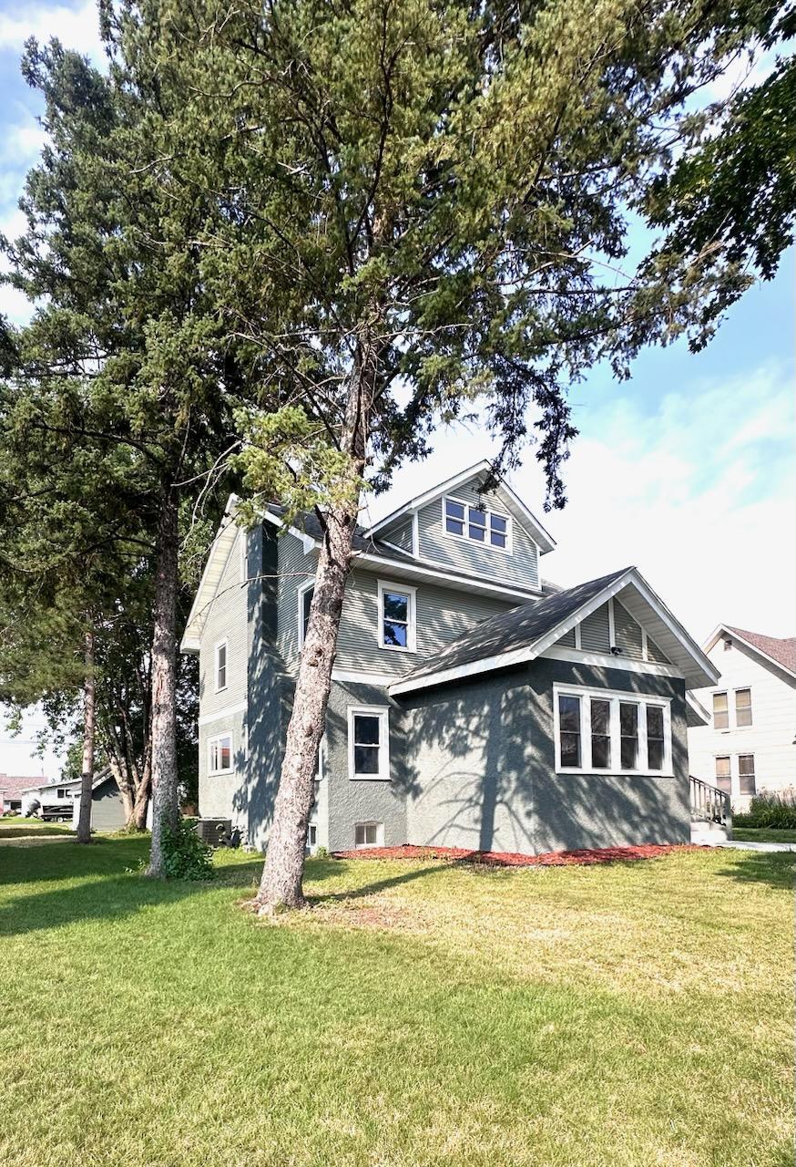 318 2nd Street W Property Photo 3