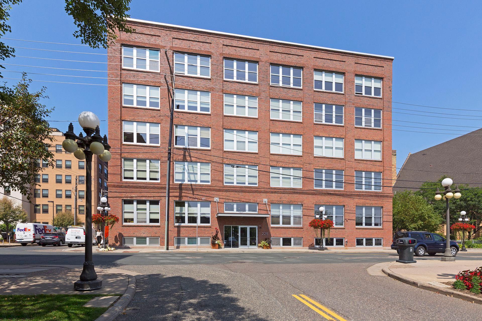 225 9th Street E 304