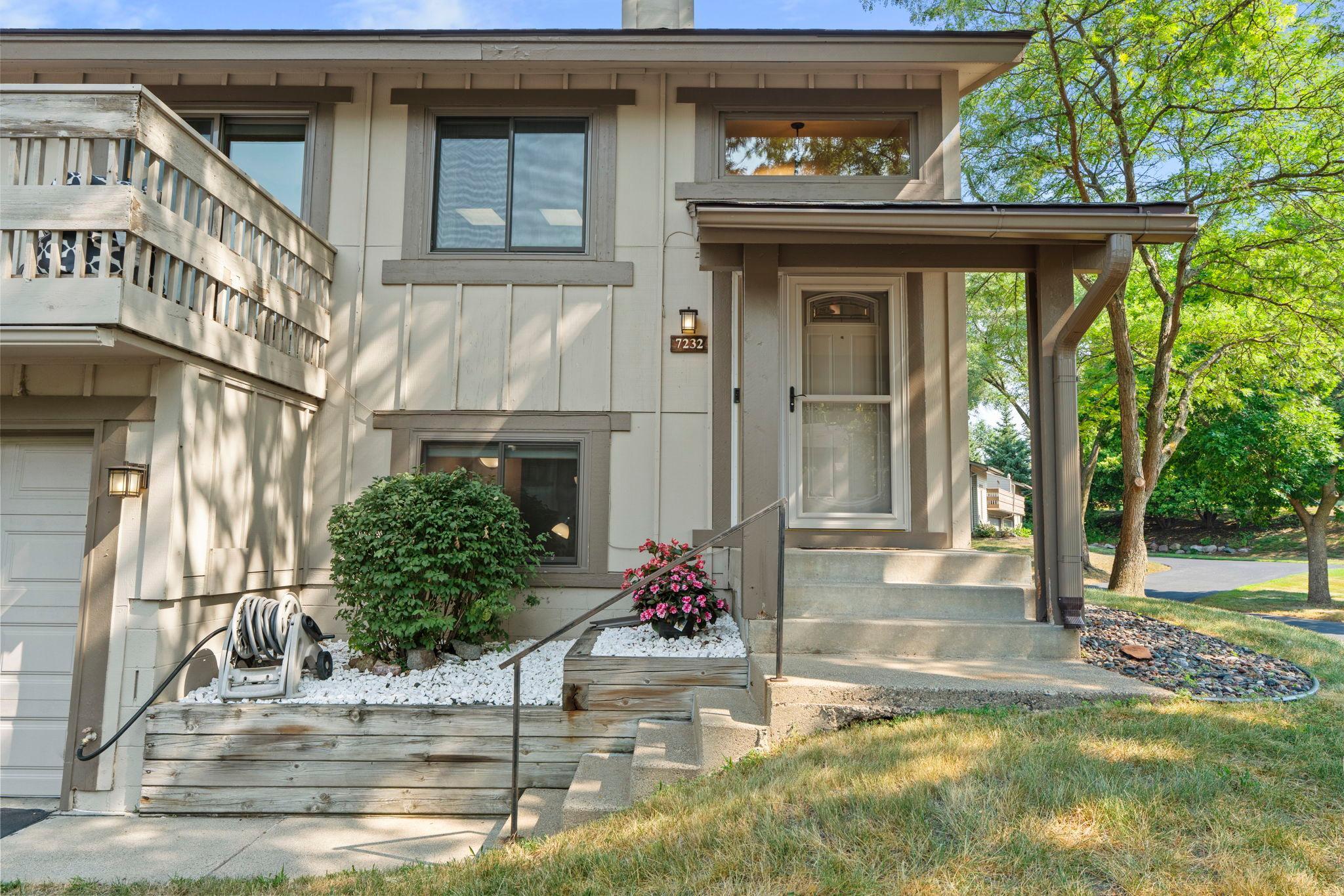 7232 Woodstock Curve Property Photo 3