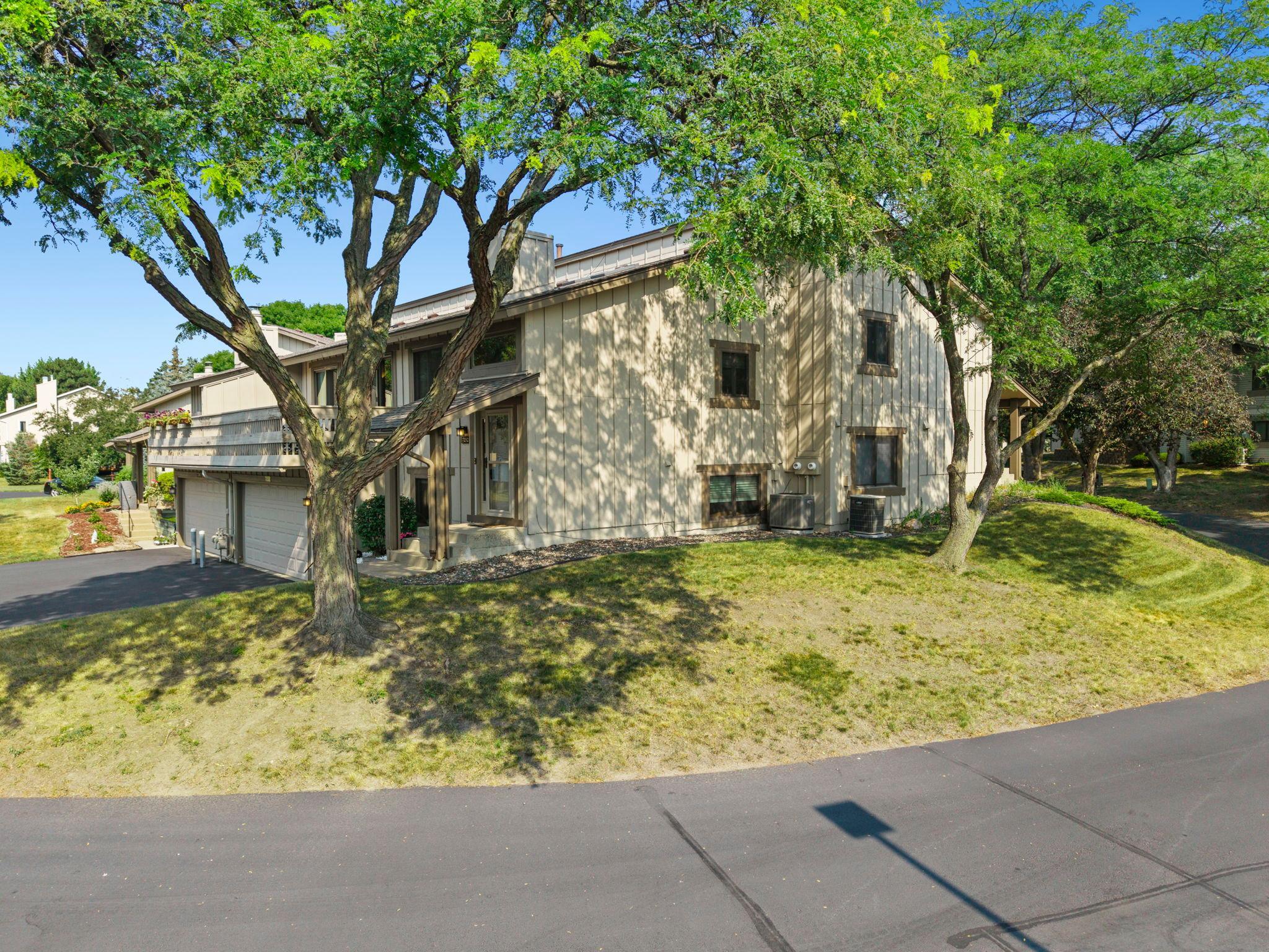 7232 Woodstock Curve Property Photo 5