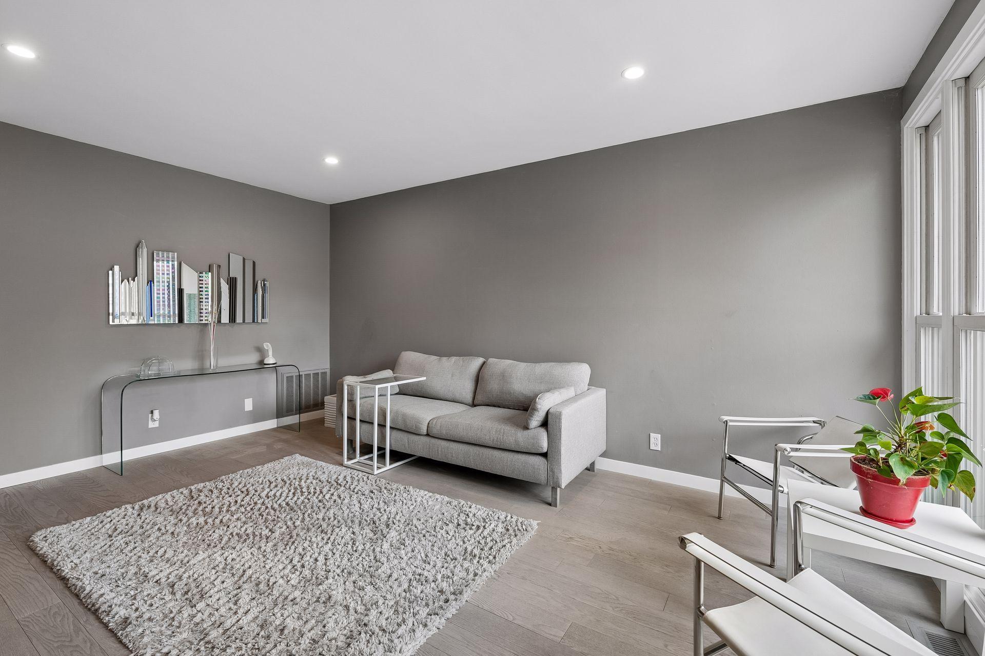 6427 Barrie Road Property Photo 4