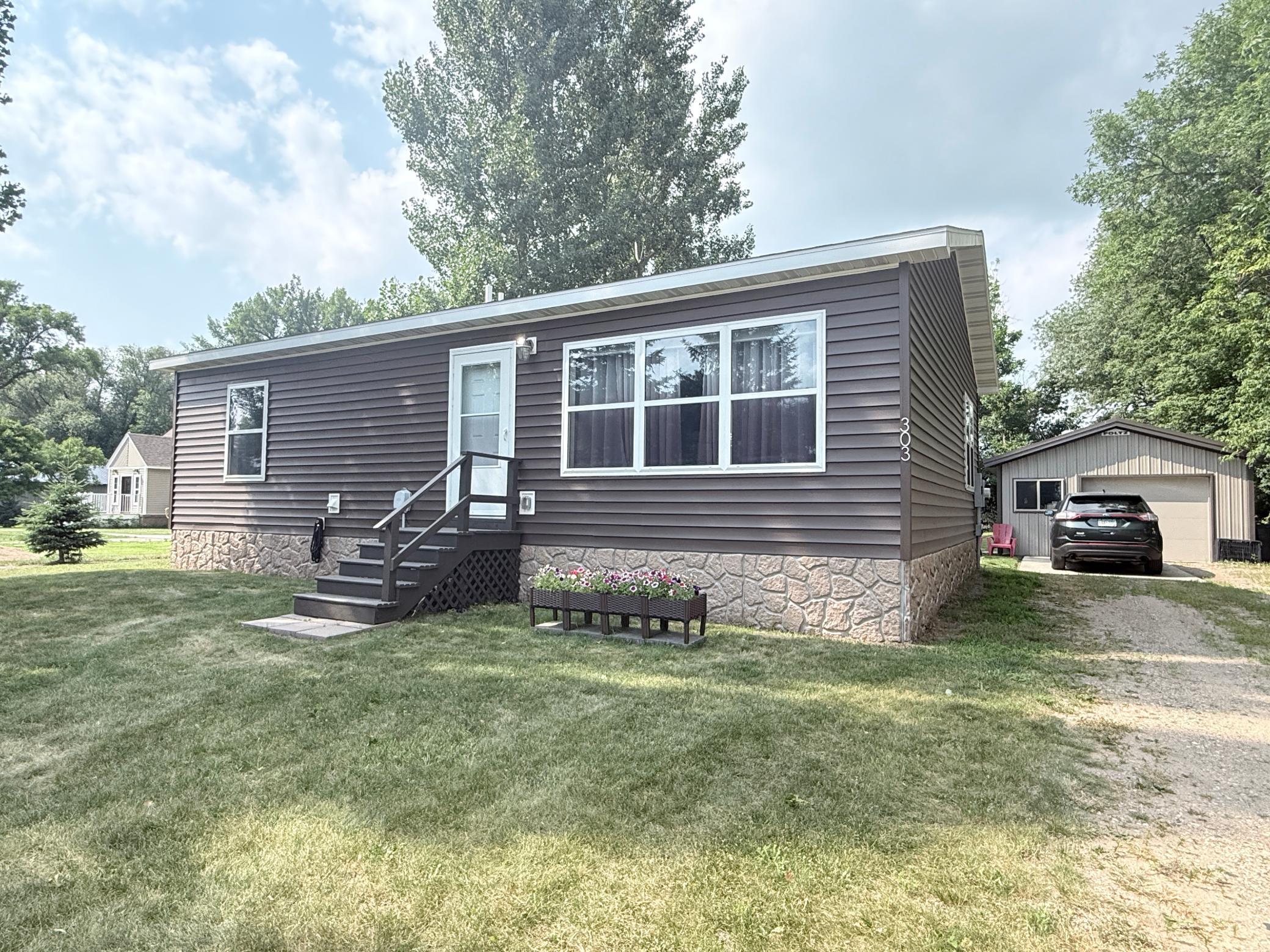 303 1st Avenue E Property Photo 1