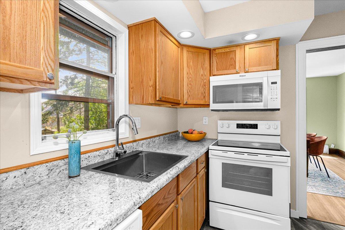 30 W Arrowhead Road Property Photo 4