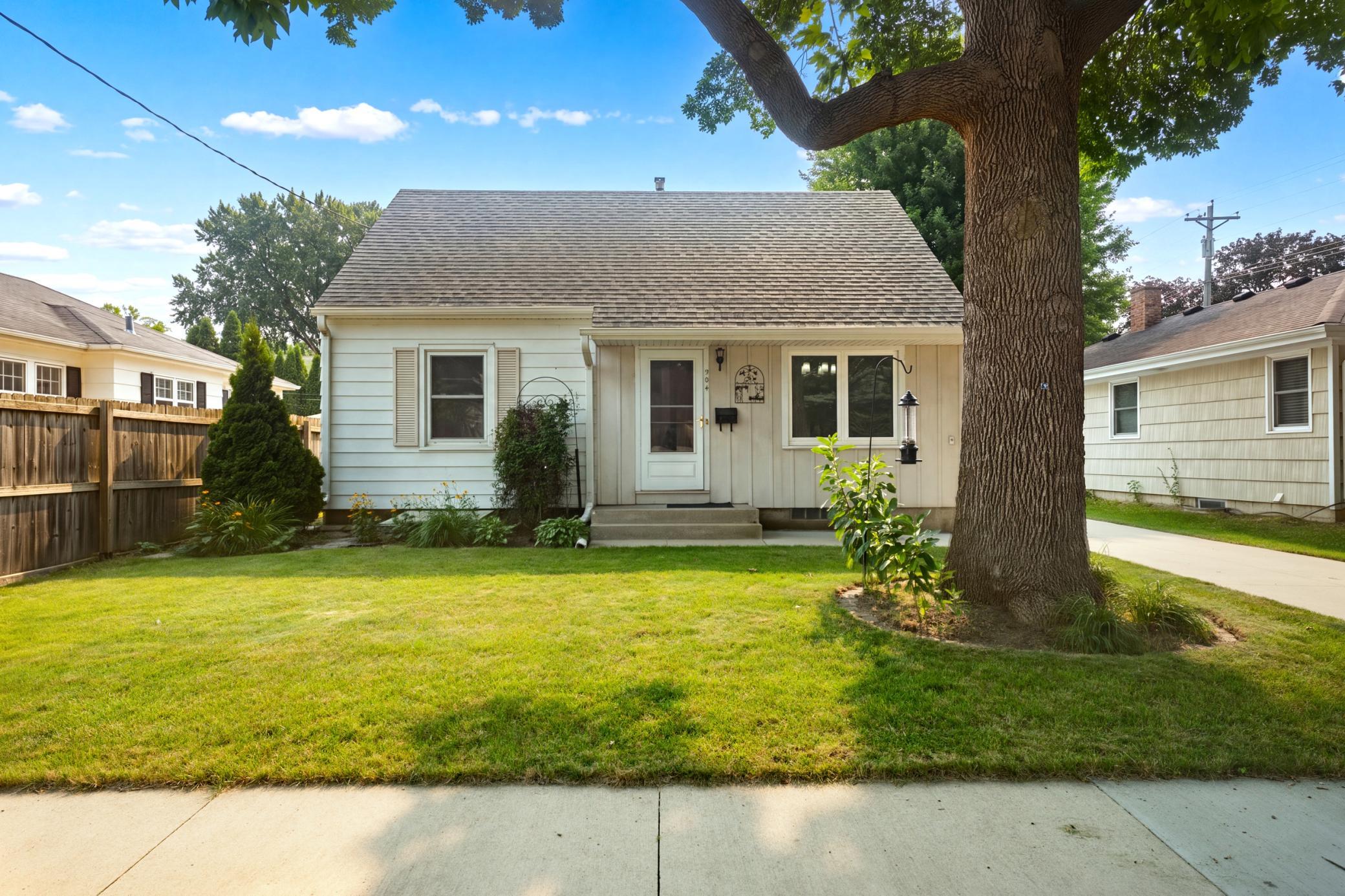 904 14th Avenue NE Property Photo 1