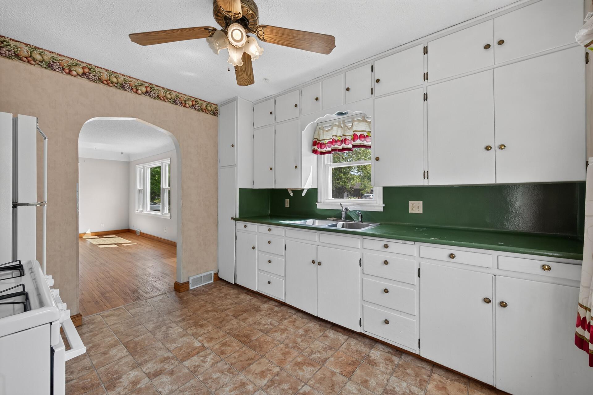 307 E 4th Street Property Photo 5