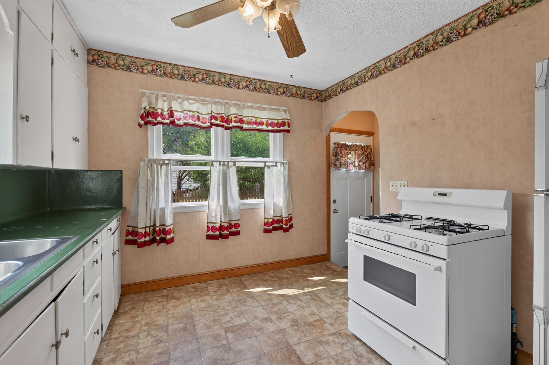 307 E 4th Street Property Photo 6