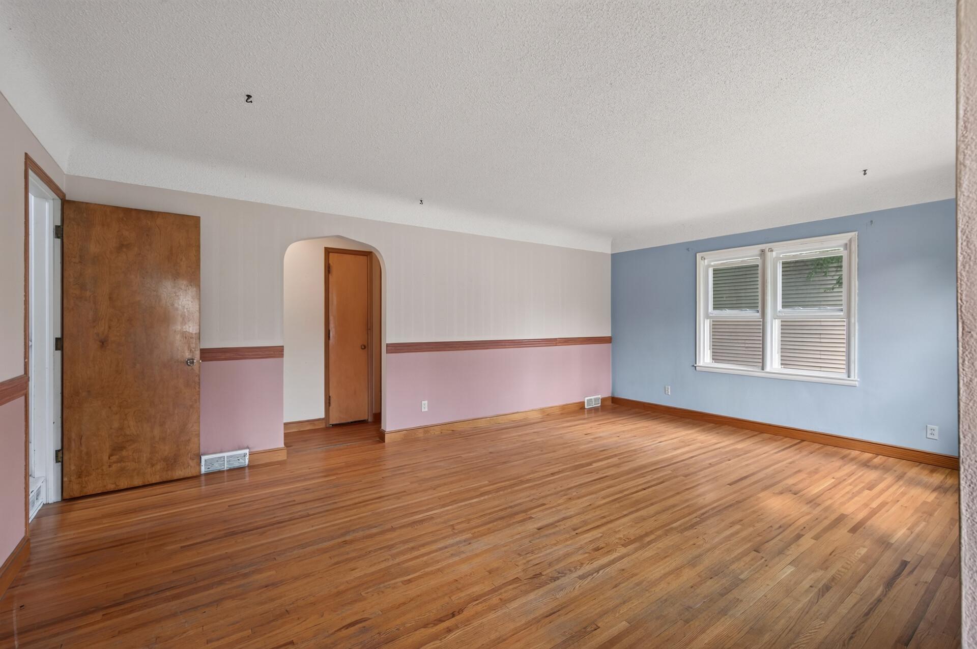 307 E 4th Street Property Photo 8