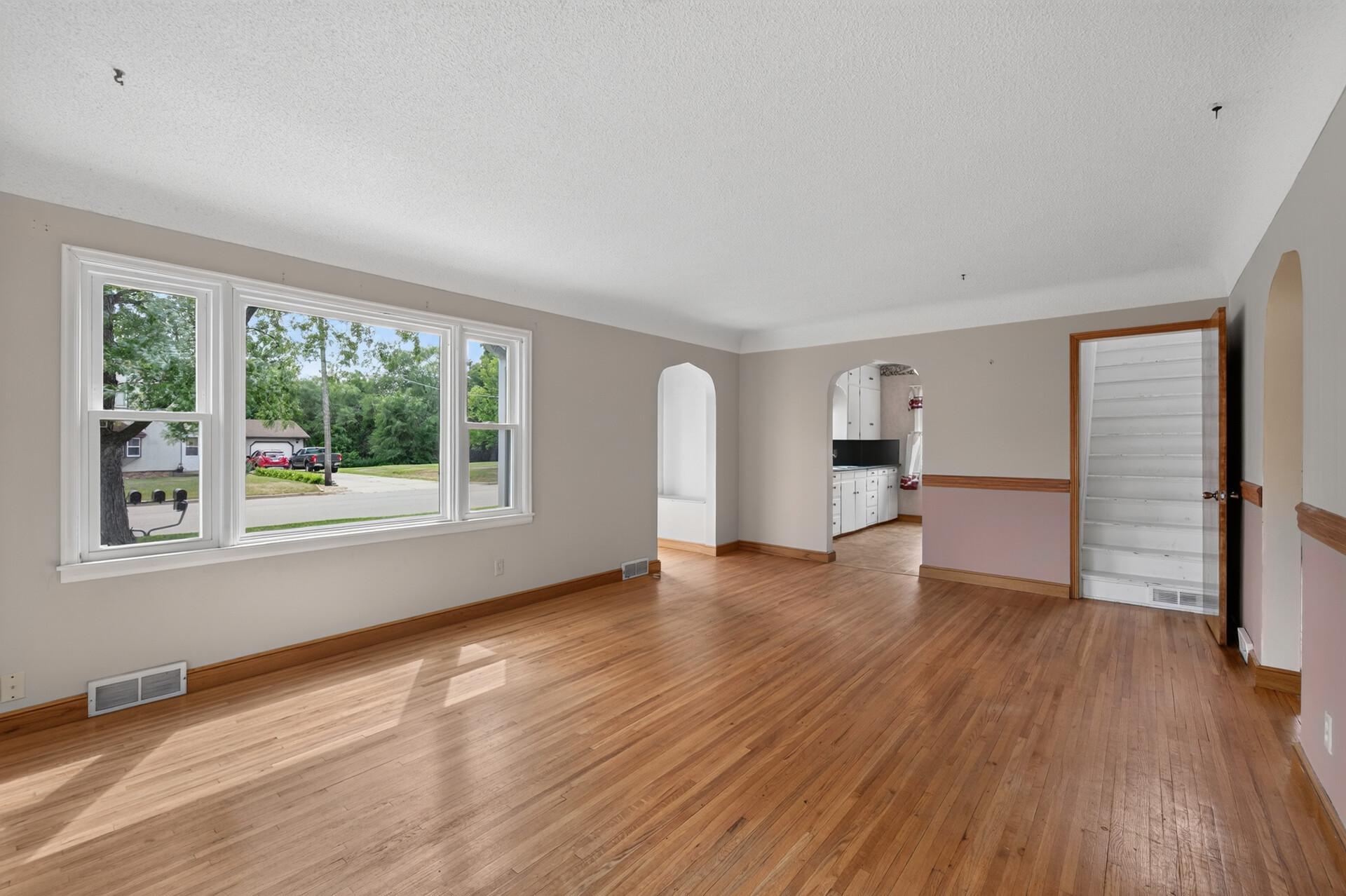 307 E 4th Street Property Photo 10