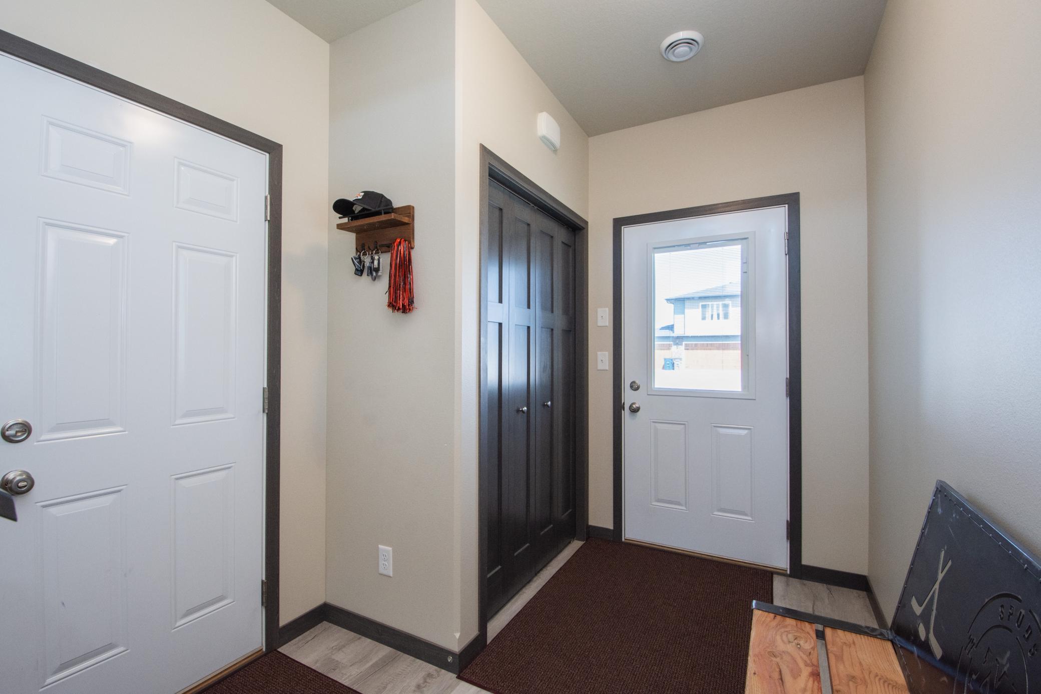 4887 Hampton Circle S Property Photo 4
