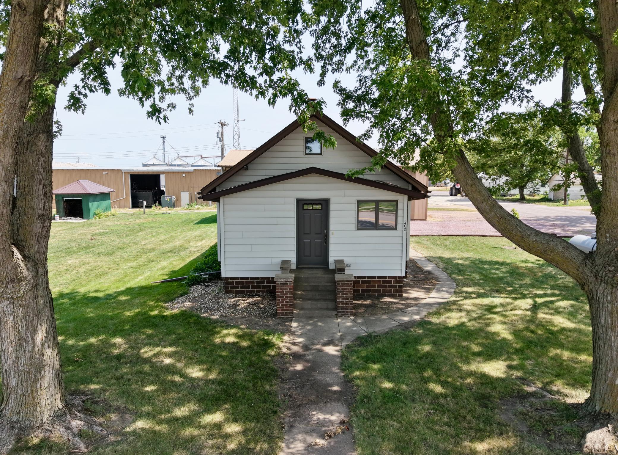 200 2nd Street N Property Photo 2
