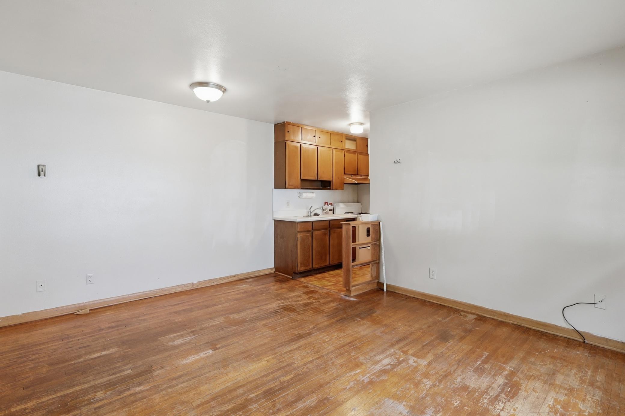 826 5th Street E Property Photo 3