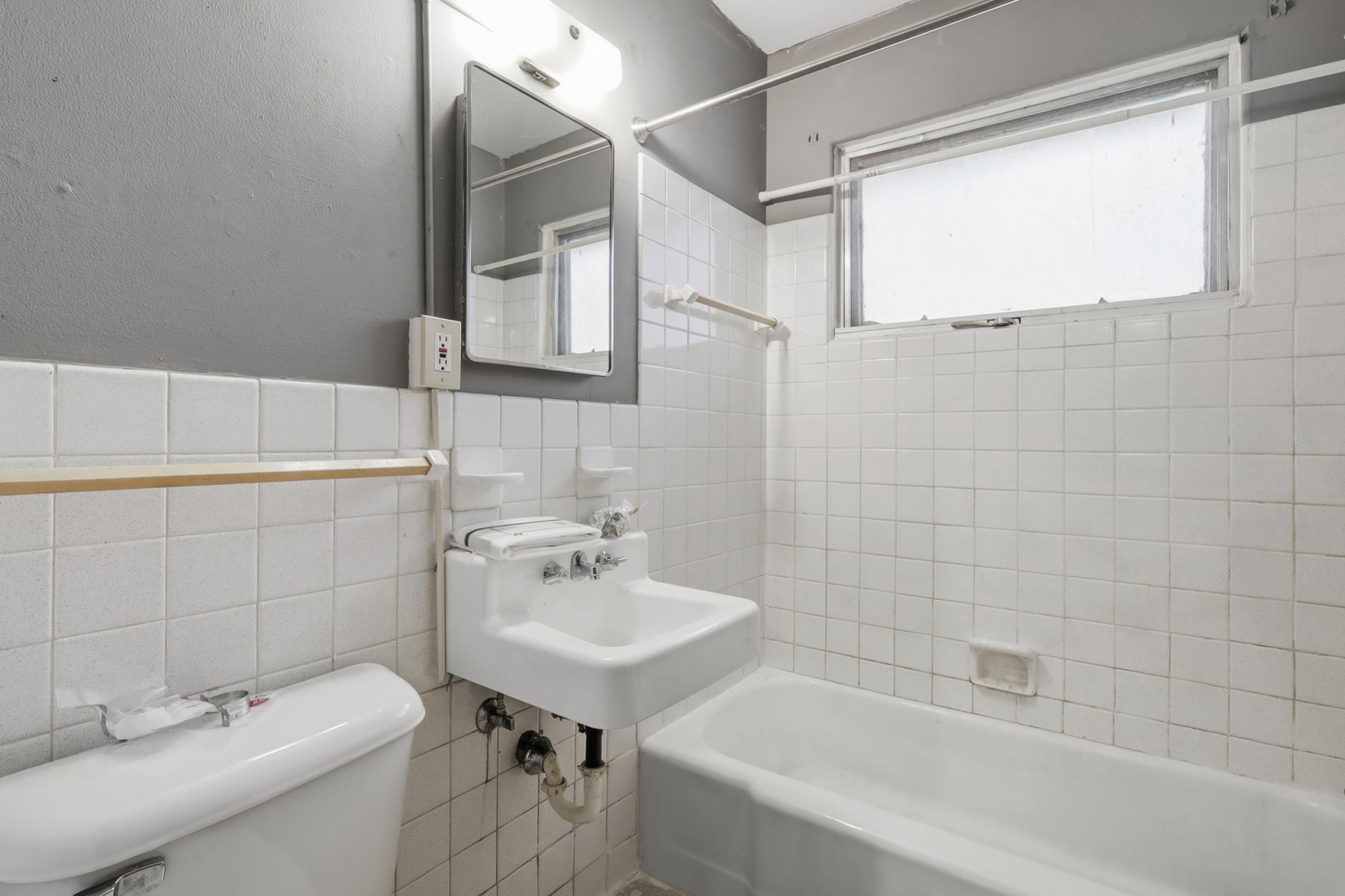 826 5th Street E Property Photo 9
