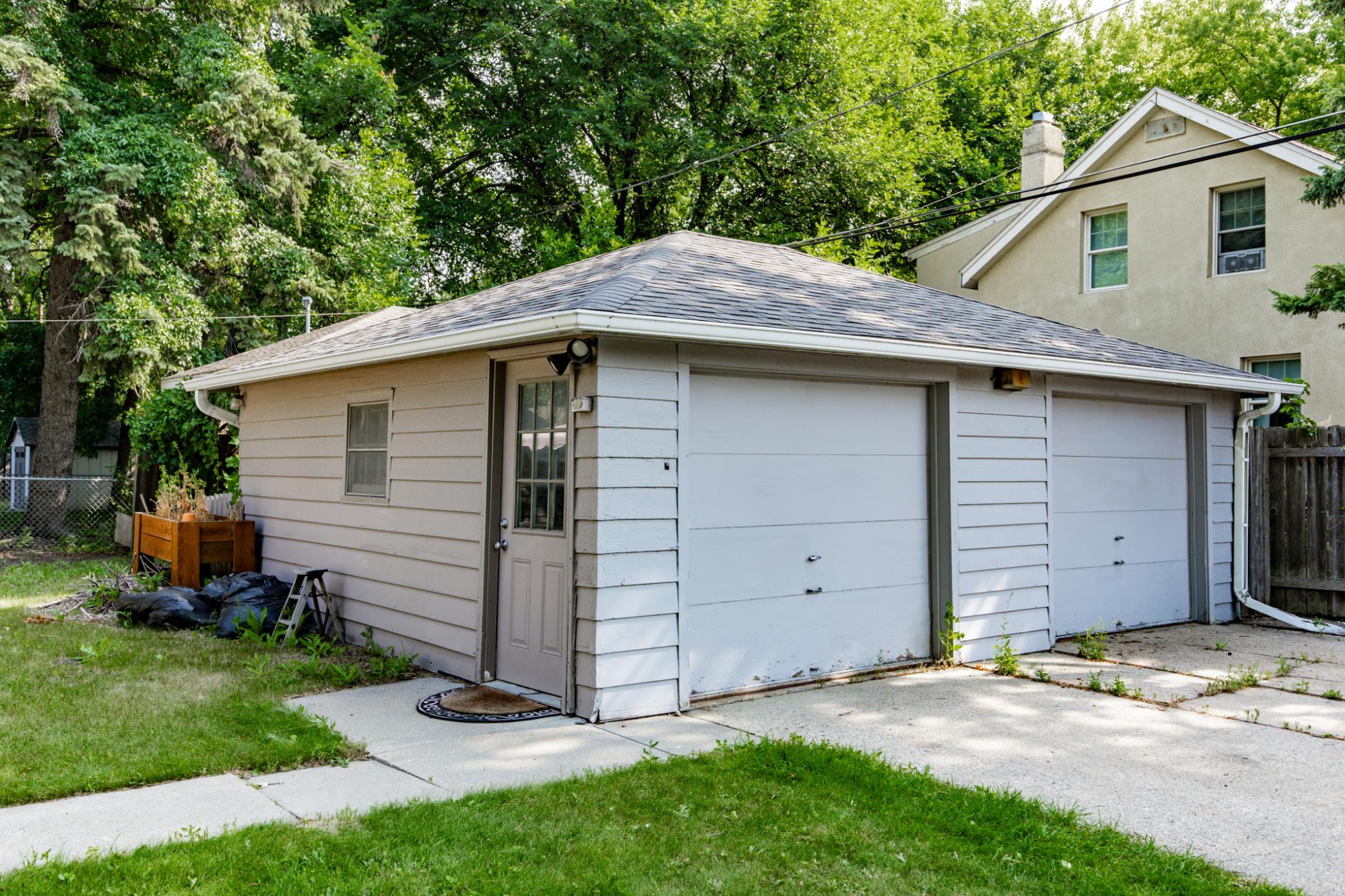 1601-1603 Broadway N Property Photo 42
