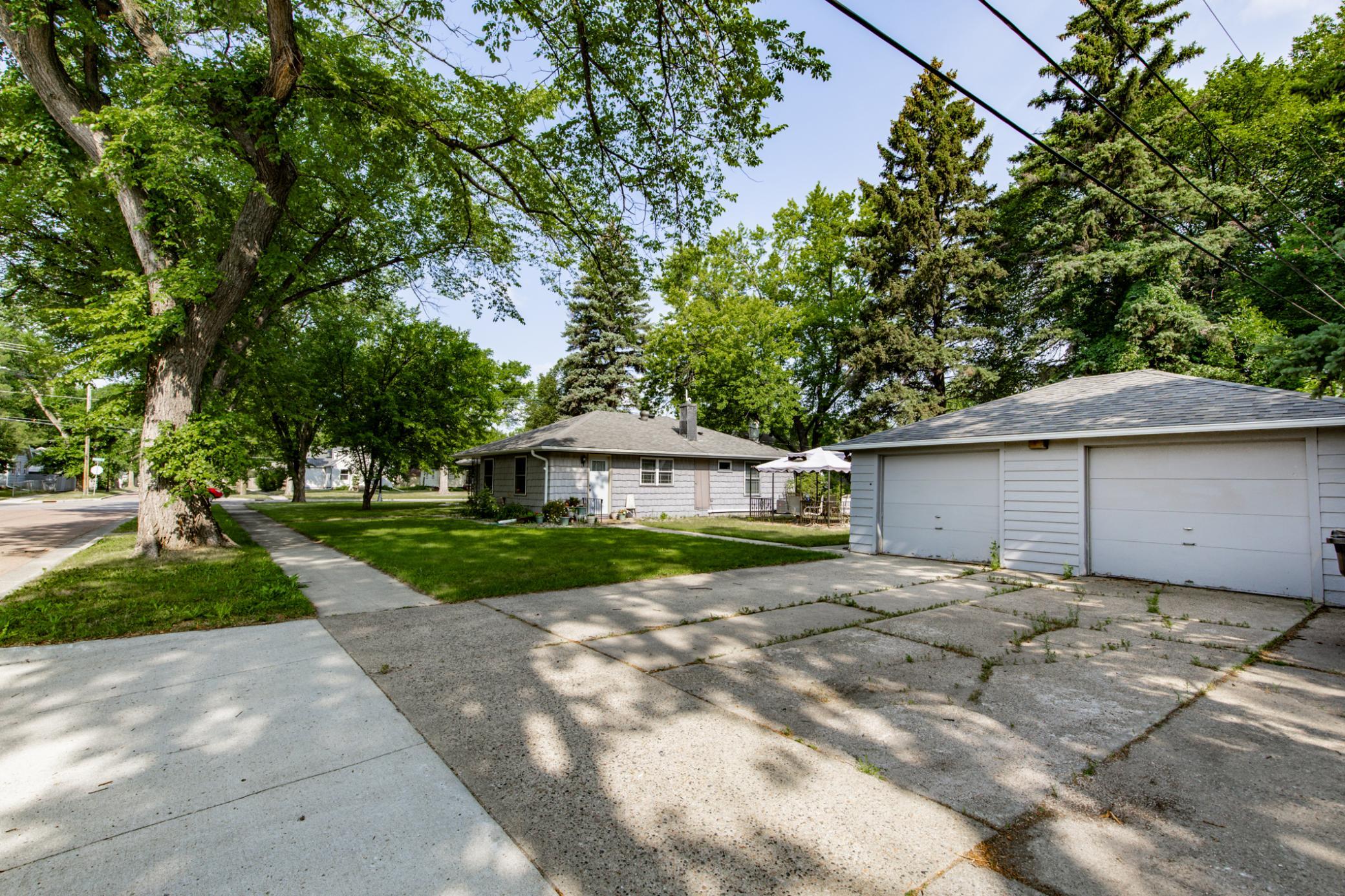 1601-1603 Broadway N Property Photo 43