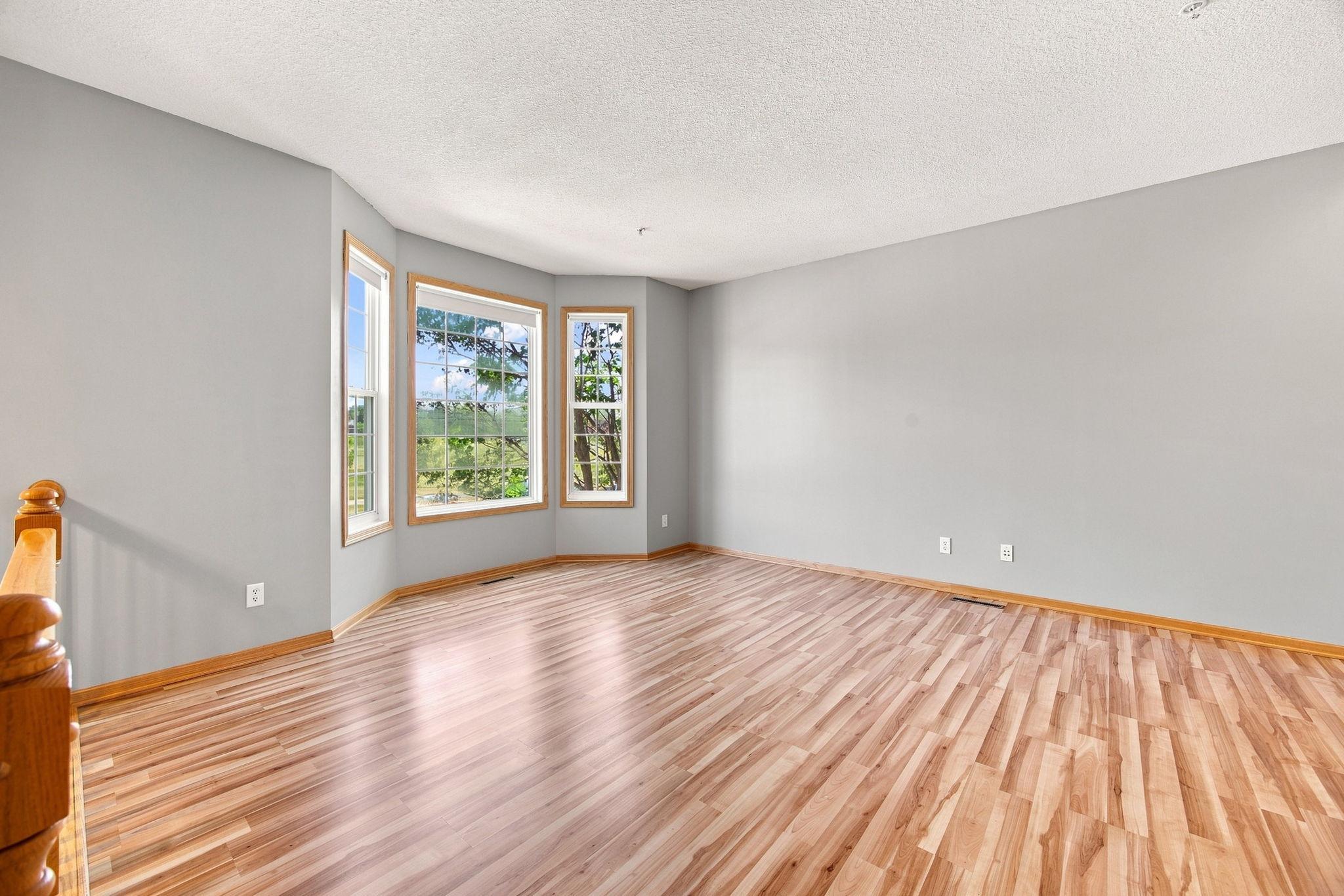560 Huset Parkway Ne Property Photo 4