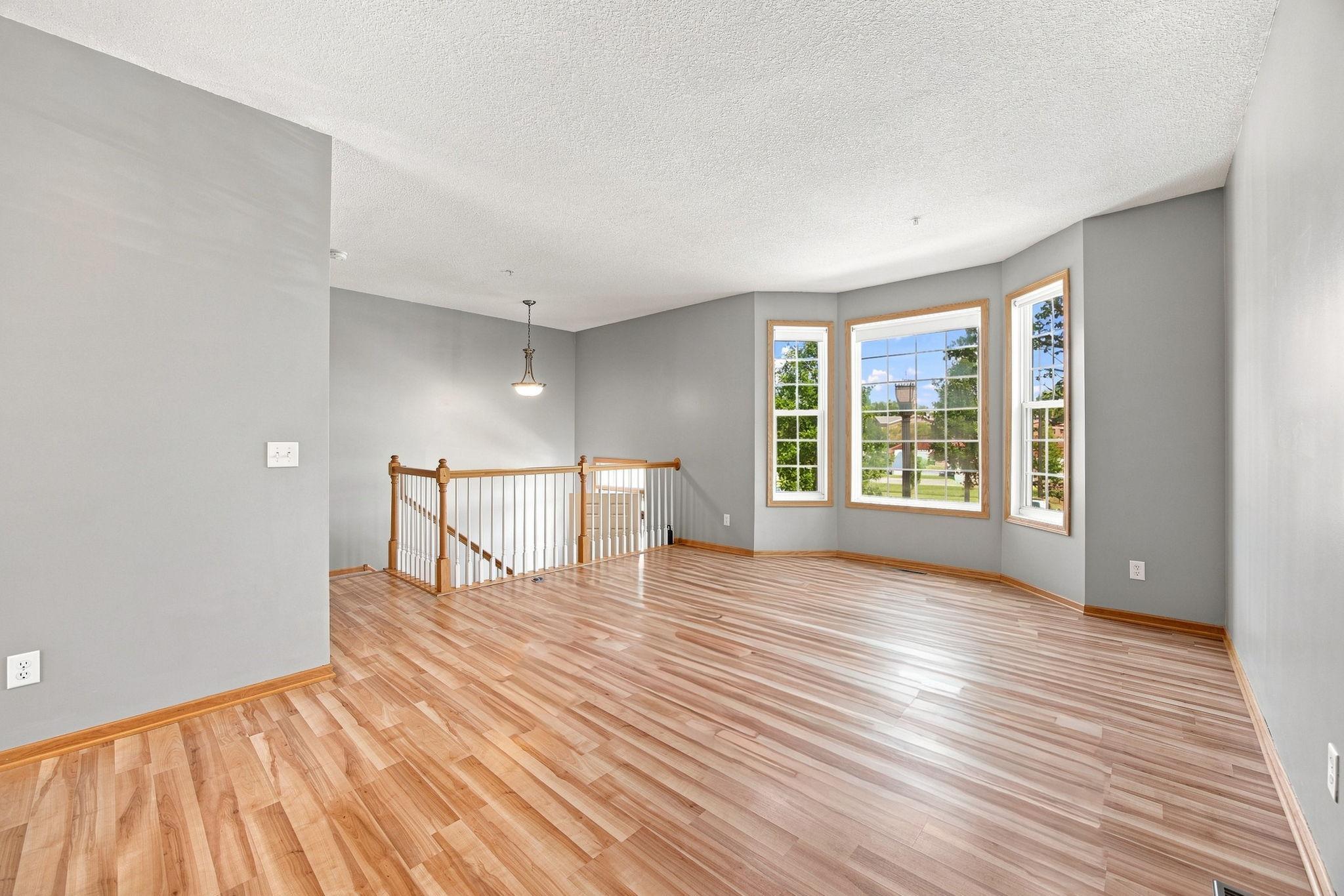 560 Huset Parkway Ne Property Photo 6