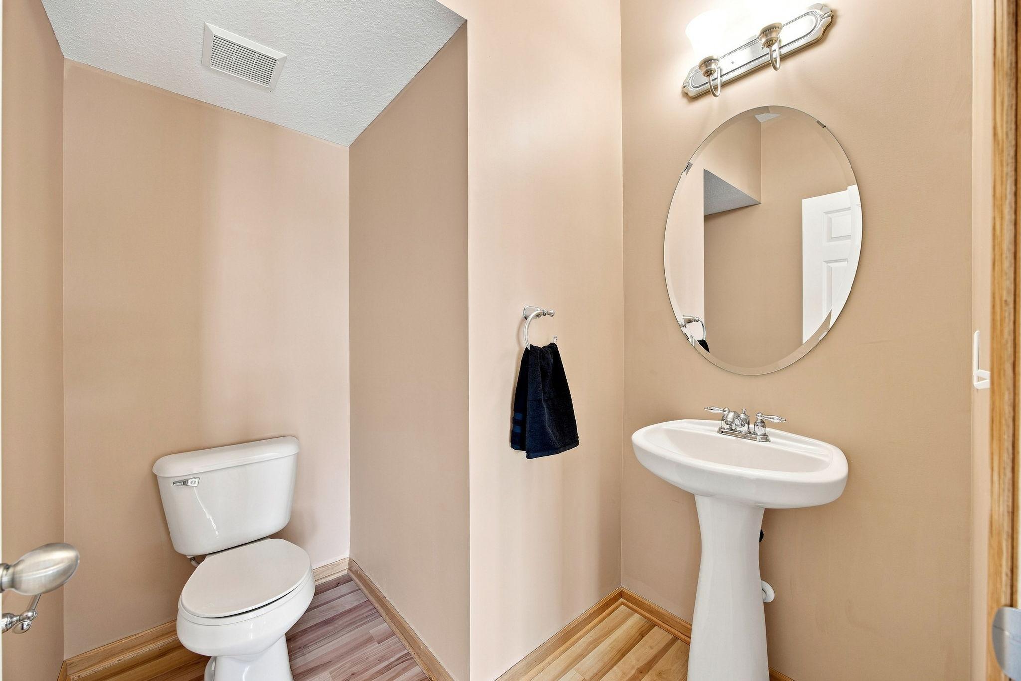 560 Huset Parkway Ne Property Photo 8