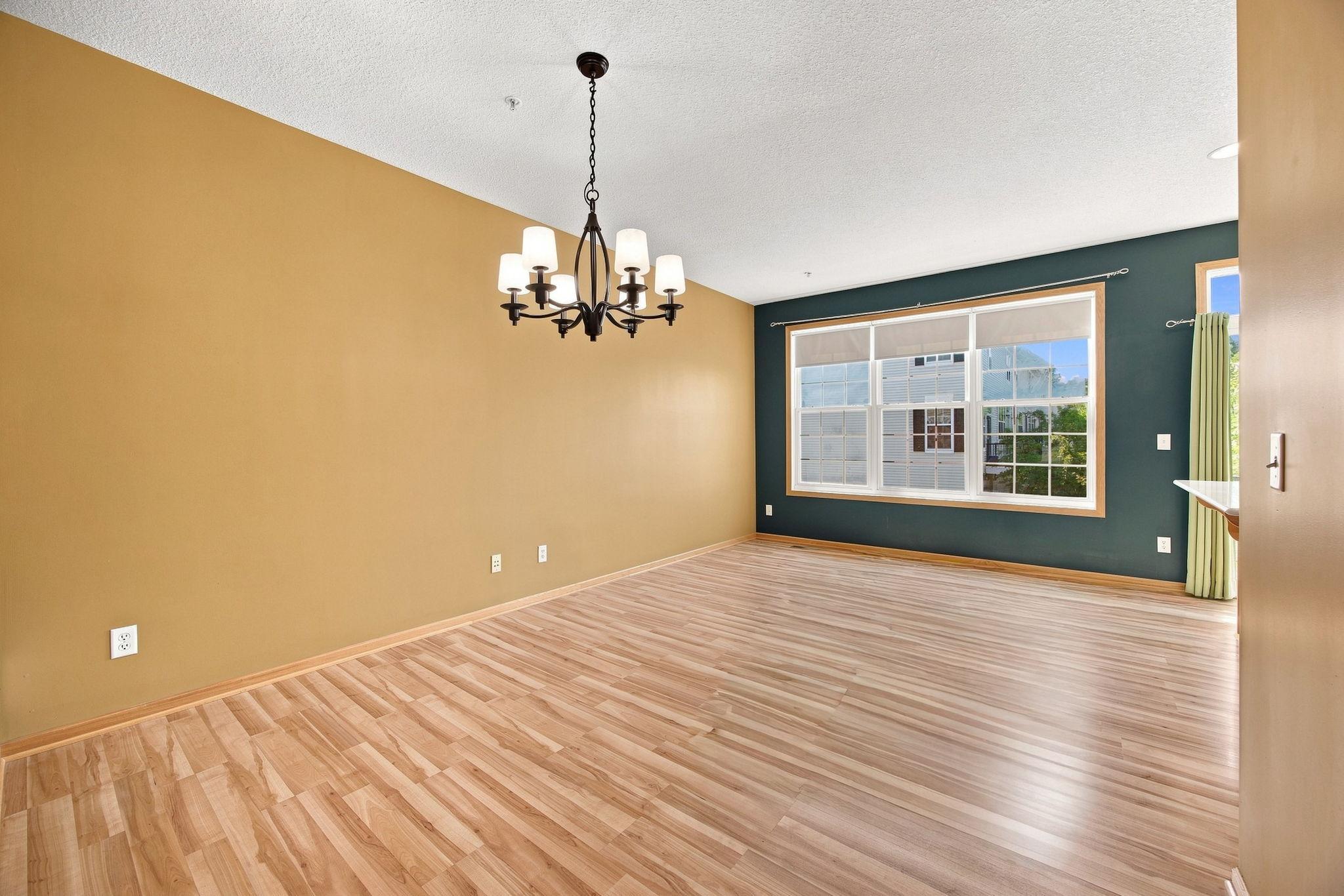 560 Huset Parkway Ne Property Photo 9