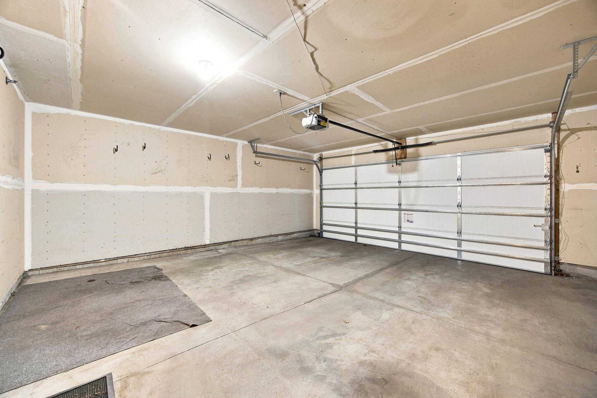 560 Huset Parkway Ne Property Photo 32