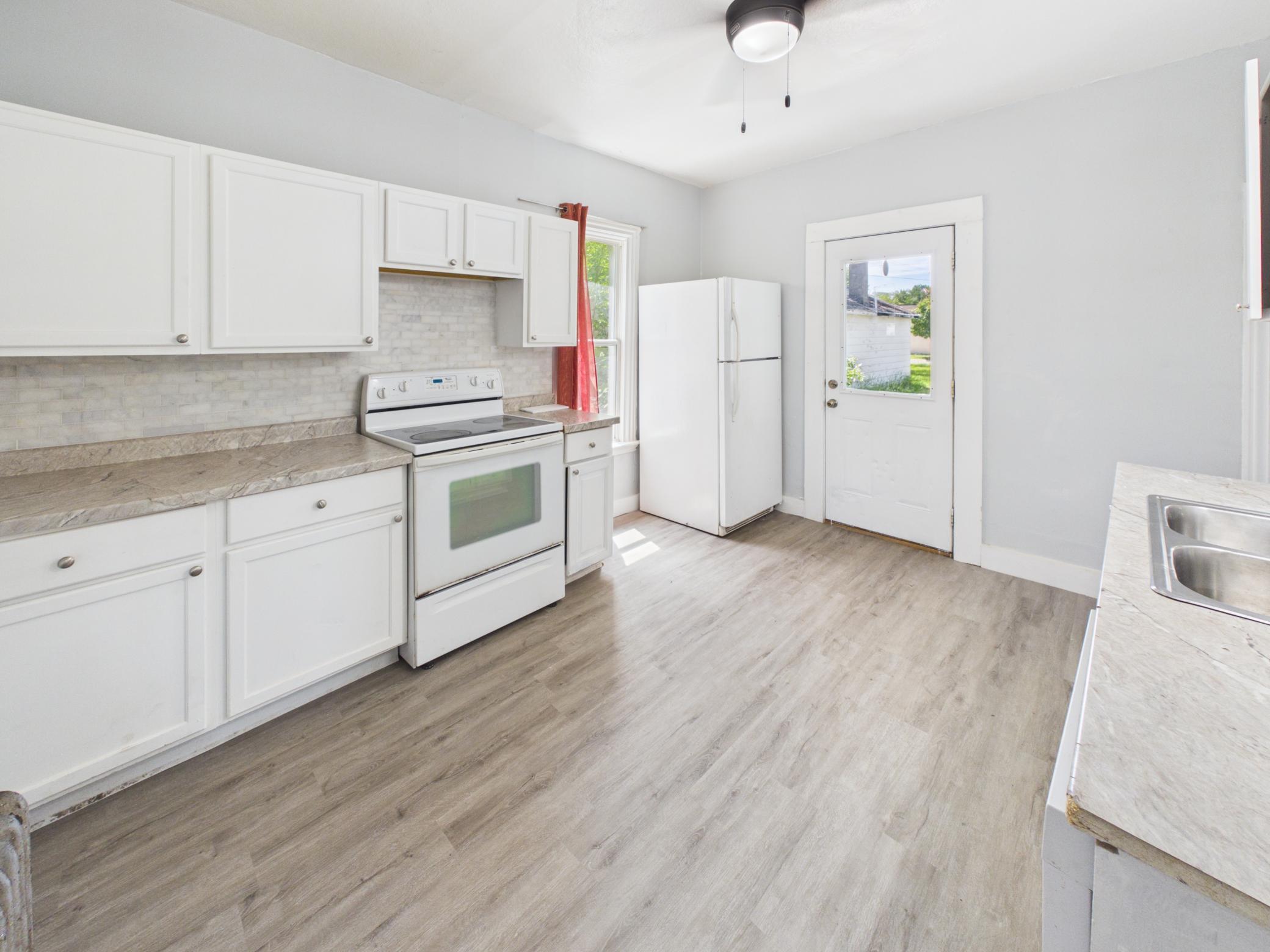 407 Cooper Avenue N Property Photo 2