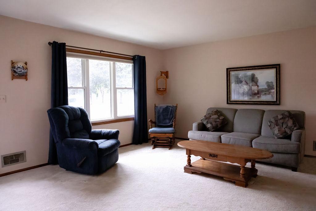 9526 Quaker Lane N Property Photo 4