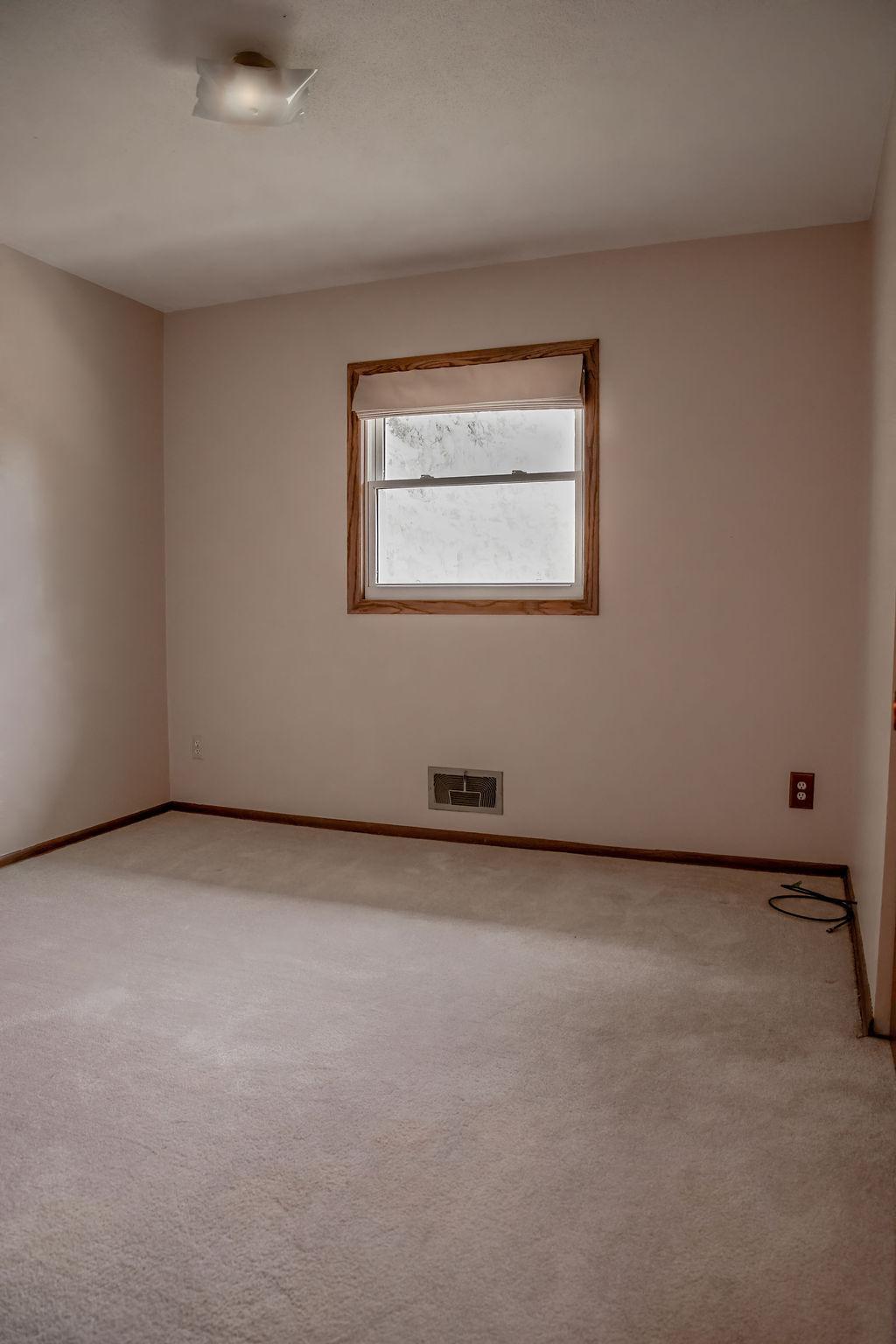 9526 Quaker Lane N Property Photo 10