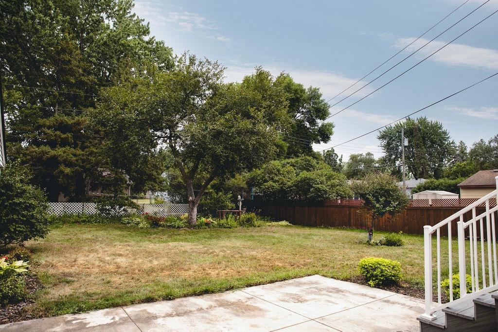 9526 Quaker Lane N Property Photo 19
