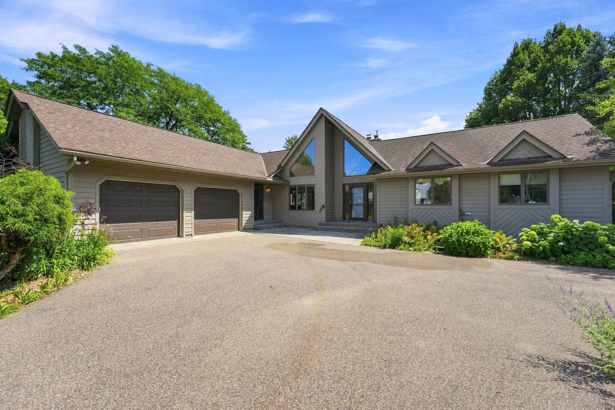 386 Bear Avenue S Property Photo 1