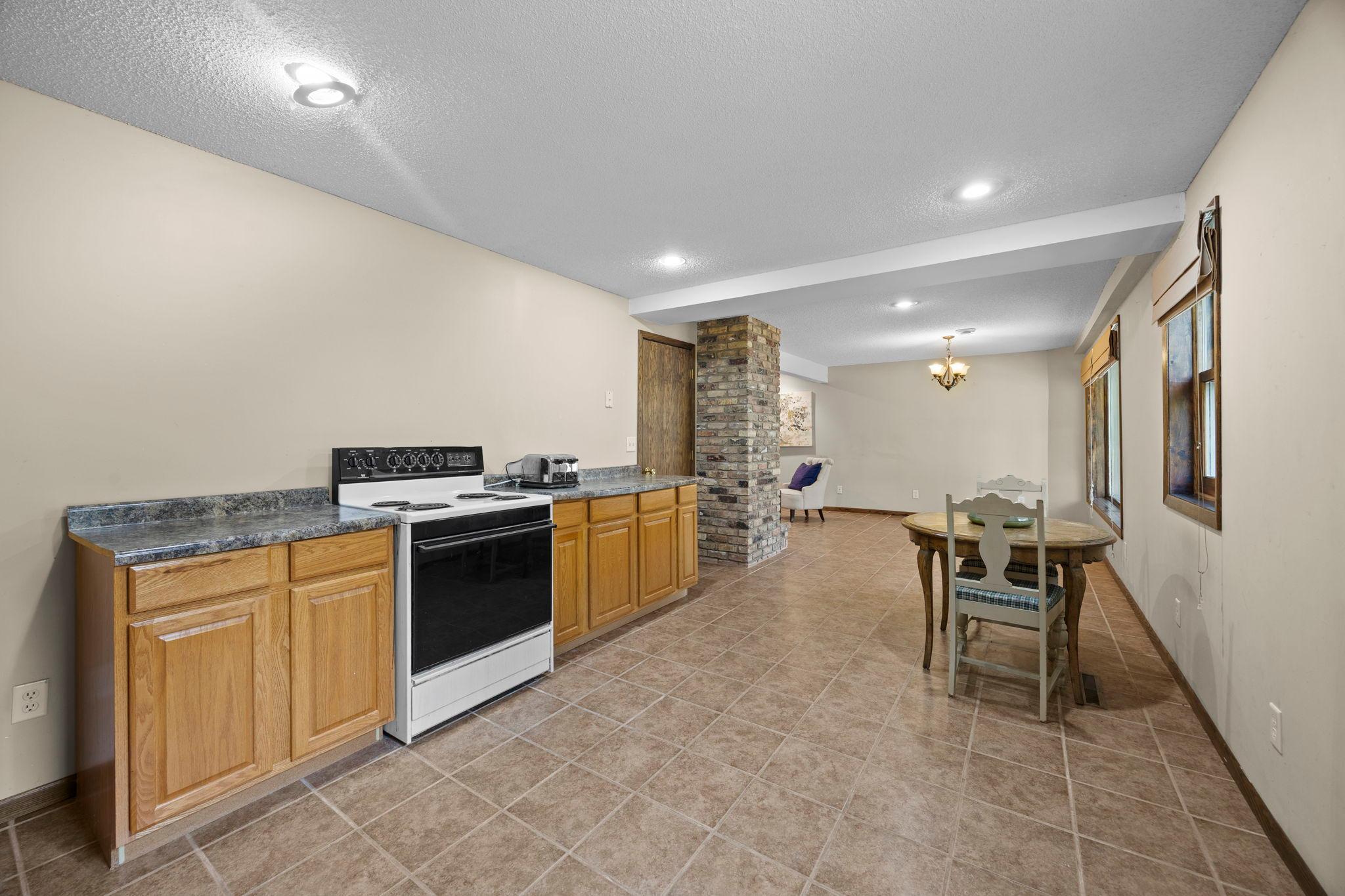 475 Riverside Street Property Photo 40