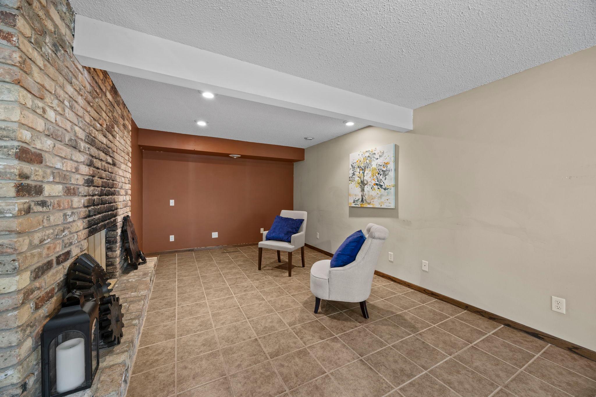 475 Riverside Street Property Photo 45