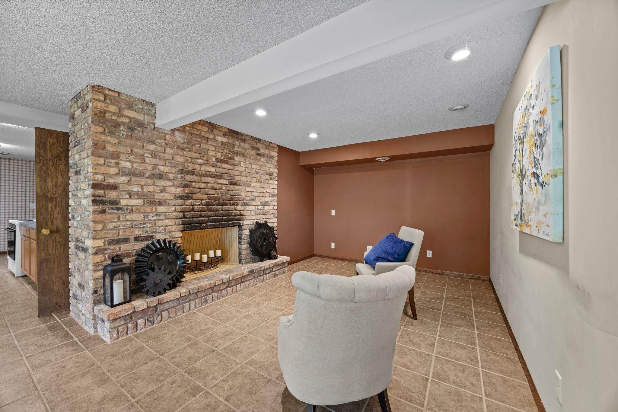475 Riverside Street Property Photo 46
