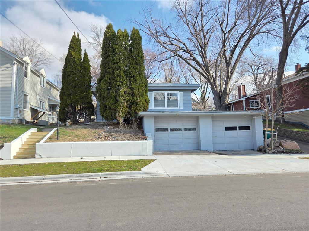 712 Maple Street W