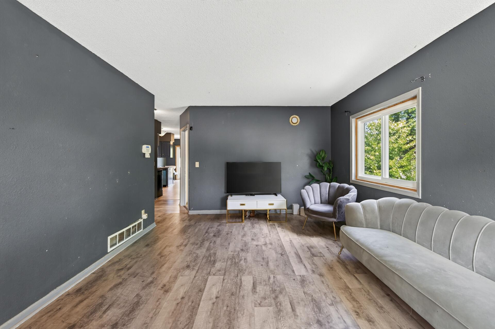 995 Rose Avenue E Property Photo 7