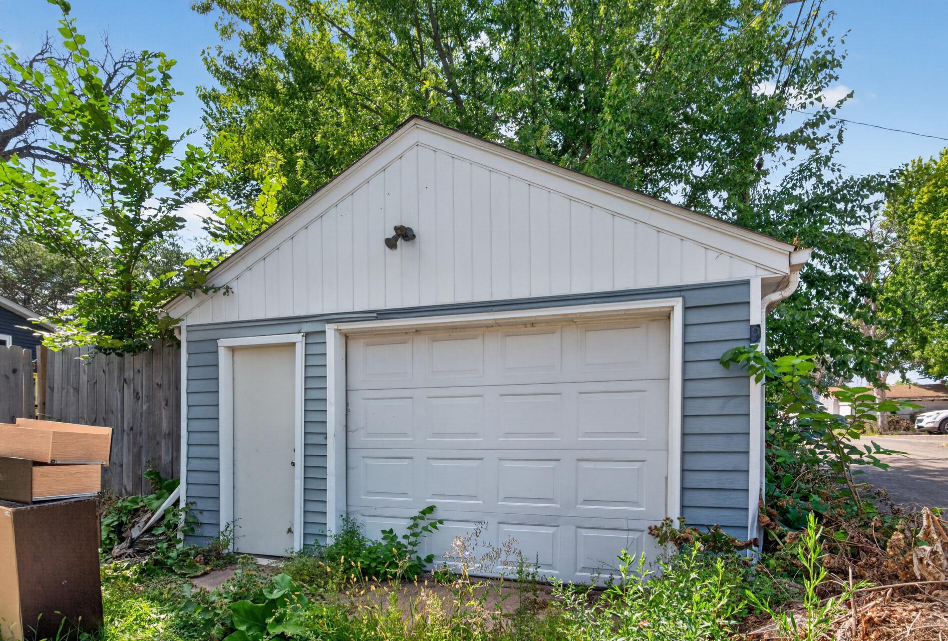 995 Rose Avenue E Property Photo 33