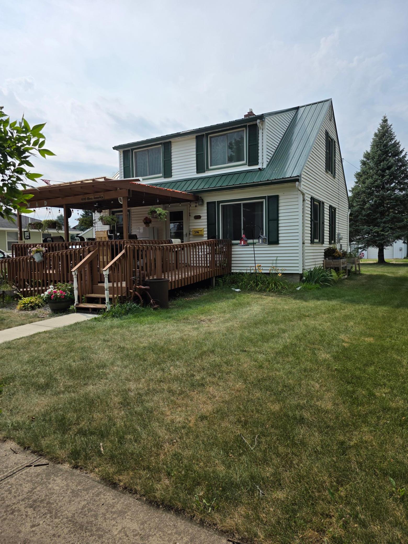 206 Pine Avenue N Property Photo 1