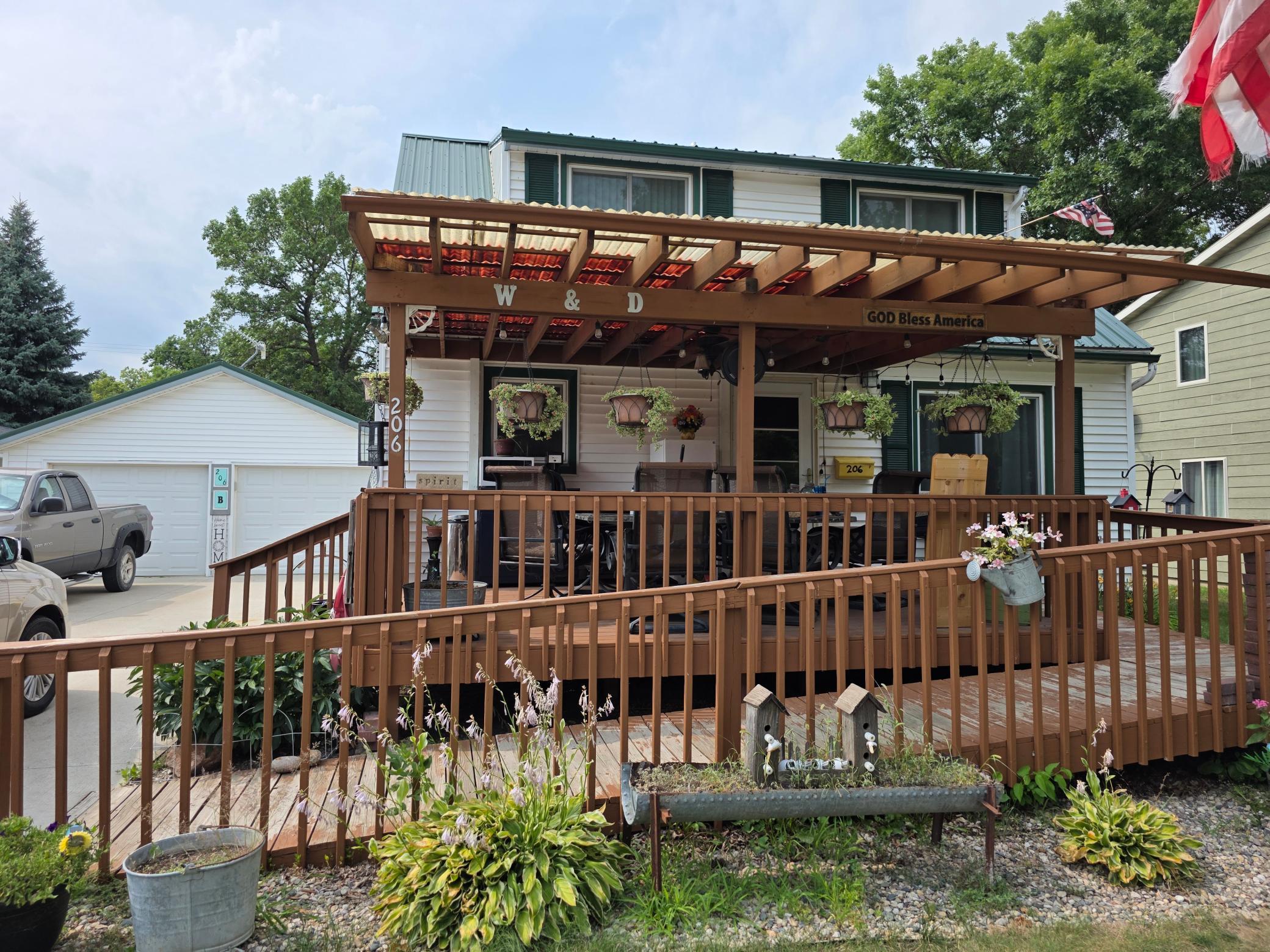 206 Pine Avenue N Property Photo 2
