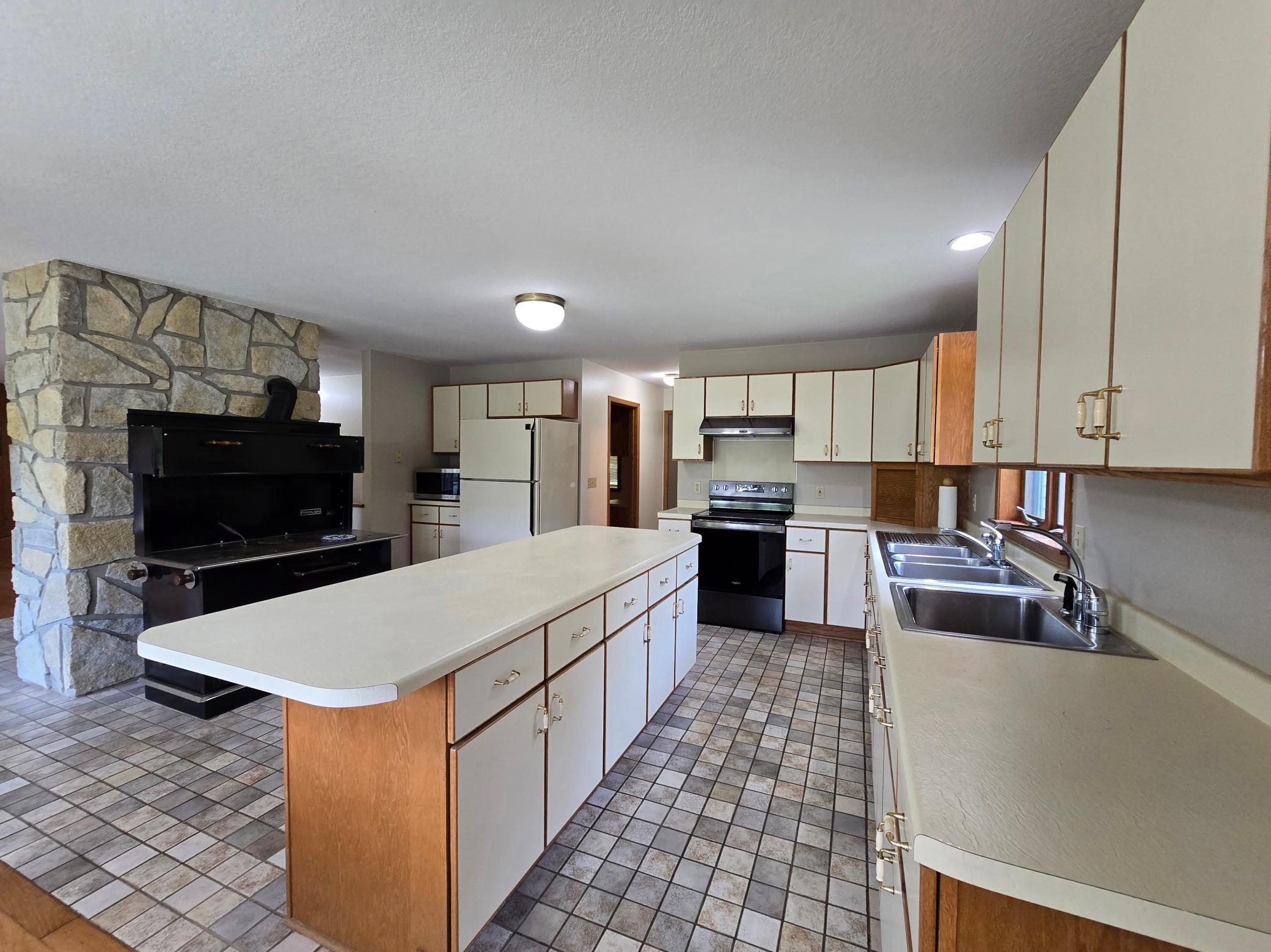 18123 Deer Road Property Photo 13