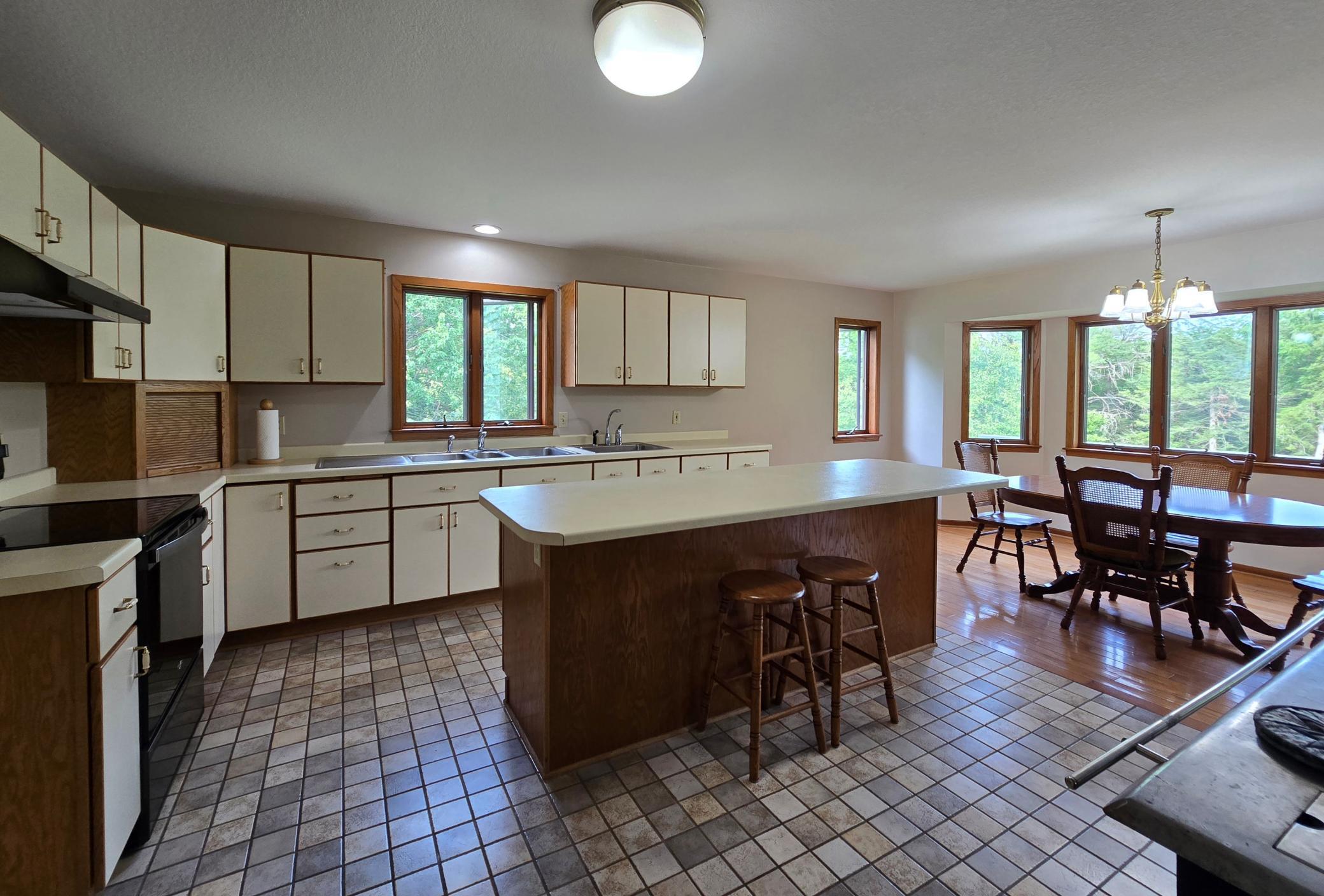 18123 Deer Road Property Photo 15
