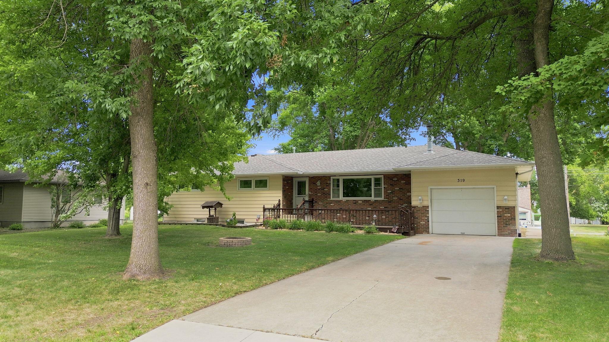 319 Maple Avenue S Property Photo 1